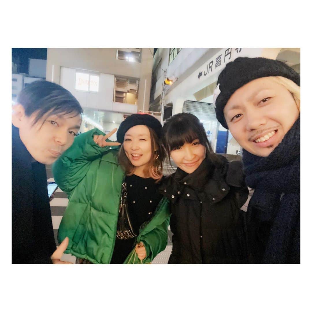 荒牧陽子のインスタグラム：「2020.1.31 ハモレンジャー﻿ ┈︎┈︎┈︎┈︎┈︎┈︎┈︎┈︎┈︎┈︎┈︎┈︎﻿ 2008〜09年の﻿ KinKi Kidsさん「緊急全国ツアー　KinKi youコンサート」﻿ でコーラスを務めたTEAM!!﻿ ﻿ 当時は色んなことがありすぎて﻿ 思い出したら止まらなくなってました。﻿ あの頃は若かった…！﻿ ﻿ 満杯のドームの、ステージから見る景色は忘れられません。﻿ スタッフ、バンドの皆さん、﻿ そしてもちろん KinKi Kidsさん！ ありがとうございました！ ﻿ 4人で会ったのは、緊急コン以来…！﻿ こんな事あっていいの？﻿ 嬉しくて久々にお酒飲みました。﻿ （普段はノンアルコールです）﻿ ﻿ そのコーラスメンバーshotaroさんが﻿ お友達と始めた高円寺のお店【相縁】に﻿ お邪魔して来ました。﻿ 目の前で焼いてくれる焼き鳥最高です♡﻿ お近くの方は是非行ってみてくださいね！﻿ ﻿ お恥ずかしながら﻿ 壁にサイン書かせていただきました…﻿ これからもタレントさんのサインが増えて﻿ 私のなんか消えてしまうんではないでしょうか🥺✨﻿ その前にチラッと見に行ってください笑﻿ ┈︎┈︎┈︎┈︎┈︎┈︎┈︎┈︎┈︎┈︎┈︎┈﻿ 左から﻿ #ko-saku さん﻿ #荒牧陽子﻿ #りえち﻿ #shotaro さん﻿ #KinKiKids さんの#ハモレンジャー 仲間﻿ #高円寺﻿ #相縁﻿」