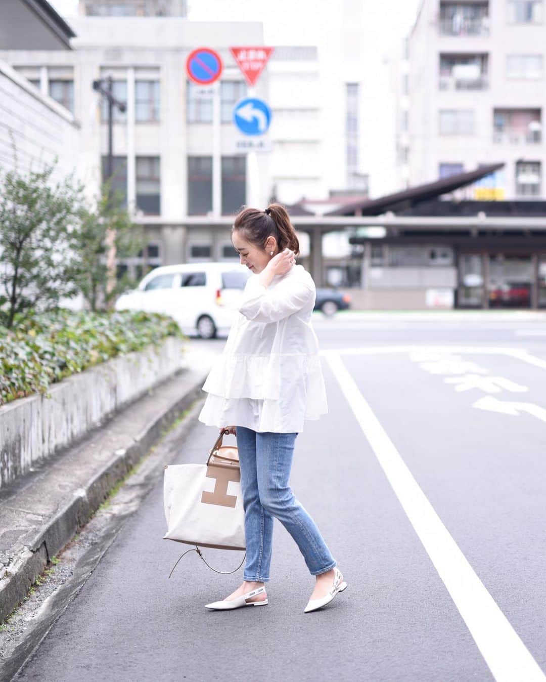Keikooooooのインスタグラム：「温かった日のコーデ🌿 忙しい朝でも1枚でサマになる sonoのトップスがかわいい♡ ママバックは、二個持ちで、 @iacucci_jp のバックにオムツやおもちゃや入れて、 @dolce._official には携帯やお財布など、カラーはベージュで🤎 どっちのbagも黒い方も欲しくなるやつです🤤 ． tops #sono @sono_official denim #hm @hm  bag #iacucci @iacucci_jp  @dolce._official  shoes #dior @dior」