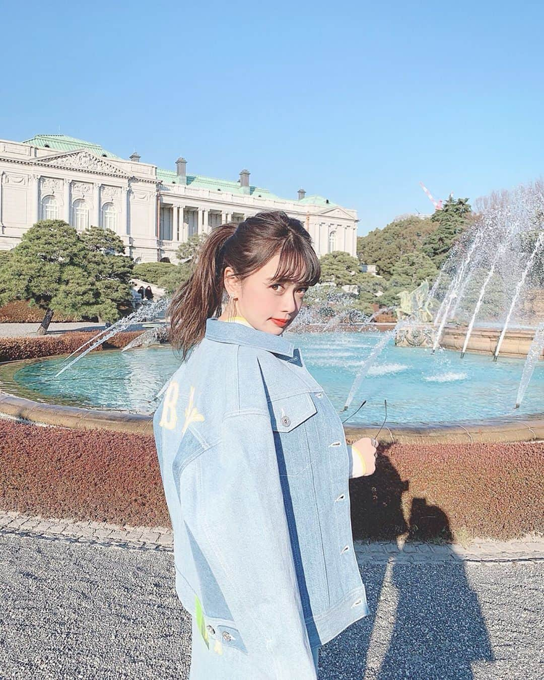 山崎春佳さんのインスタグラム写真 - (山崎春佳Instagram)「🏰⛲️ . went to akasaka palace with my mummy☺︎ . #top , #jacket , #skirt & #bag → @bapyjapan  #earrings → @mosselnewyork . #me #ootd #outfit #akasakapalace #sunny #lovelyday #bapy #mummy #迎賓館赤坂離宮 #迎賓館 #四ツ谷 #噴水」2月16日 22時16分 - haruka_yamazaki