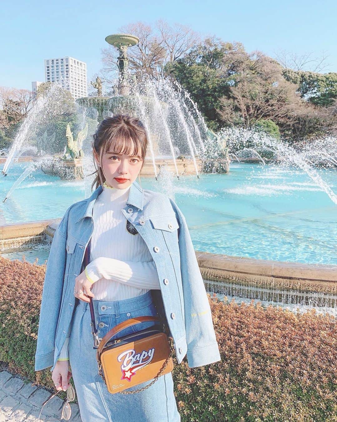 山崎春佳さんのインスタグラム写真 - (山崎春佳Instagram)「🏰⛲️ . went to akasaka palace with my mummy☺︎ . #top , #jacket , #skirt & #bag → @bapyjapan  #earrings → @mosselnewyork . #me #ootd #outfit #akasakapalace #sunny #lovelyday #bapy #mummy #迎賓館赤坂離宮 #迎賓館 #四ツ谷 #噴水」2月16日 22時16分 - haruka_yamazaki