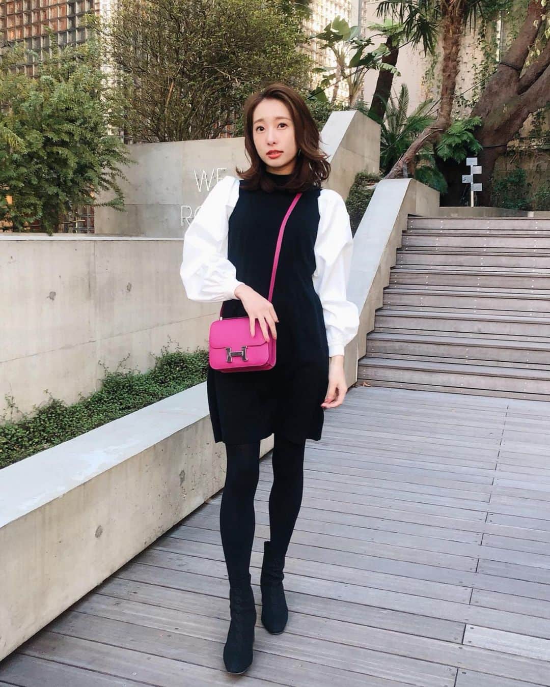 のインスタグラム：「Ginza♡ この日はお買い物。両手があくbag、歩きやすいブーティで☺︎ あたたかくなってきたから脱タイツしないと💭 * onepiece ... #freesmart @frees_mart  shoes & bag ... #hermes @hermes  #instagood #coordinate #ootd #outfit #fashion #instafashion #meg_ootd #코디네이트 #패션 #카메라 #コーディネート #コーデ #ファッション #今日のコーデ #今日の服 #157cmコーデ #ワンピース #モノトーン #モノトーンコーデ #ミニワンピ #コンスタンスミニ」