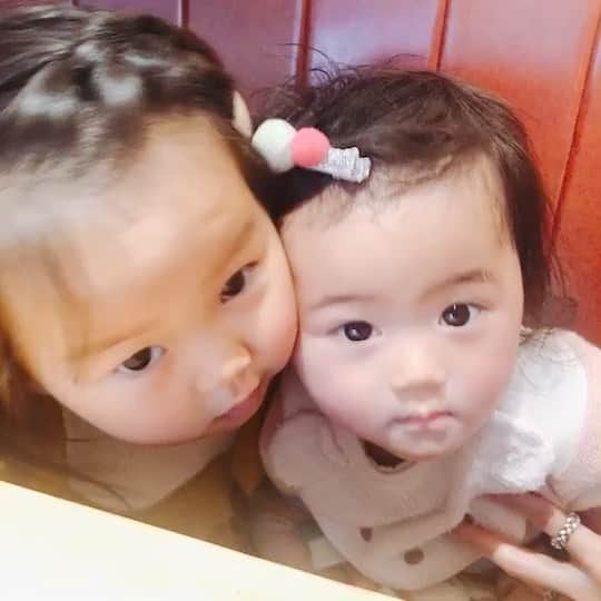 のインスタグラム：「おむぎ&おにこ🥺♡ (この日の2人の動画と写真お気に入りすぎる🥰) 徒歩3分のスーパーご近所だった @risa_iwahana が🗼行っちゃったから久々すぎた~！ むぅちゃんがめっちゃお姉ちゃんなってた😭♡ MMちゃんも今やママだらけ😄！！ 👶達の成長が楽しみ&幸せや、ほんま♡ . MM大集合やったこの日のランチは最高に楽しすぎた🥰♡ ぶっ飛んでるメンバー多めやった！w みんな大好きすぎる😘♡ . . #thedays_of_nico」