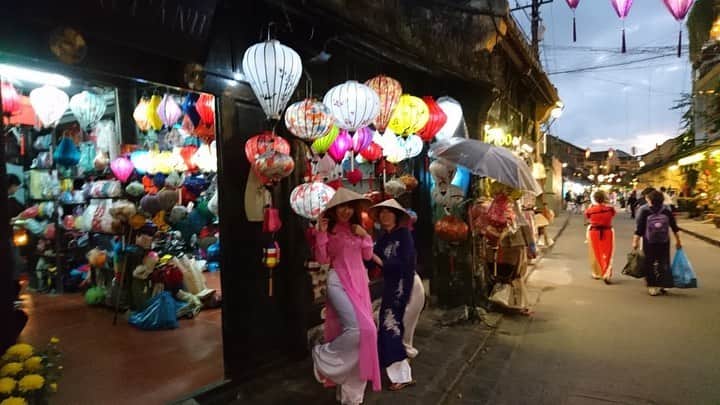 由井香織のインスタグラム：「ホイアンの街並みが素敵でした🌌ランタンが美しくて、船に乗って灯籠流しも体験🚣‍♂️ 願いが叶いますように🙏✨ アオザイのレンタル3時間1000円で借りられるよ🤣安くて可愛い💕  #ベトナム　#ホイアン　#アオザイ　#アオザイレンタル」
