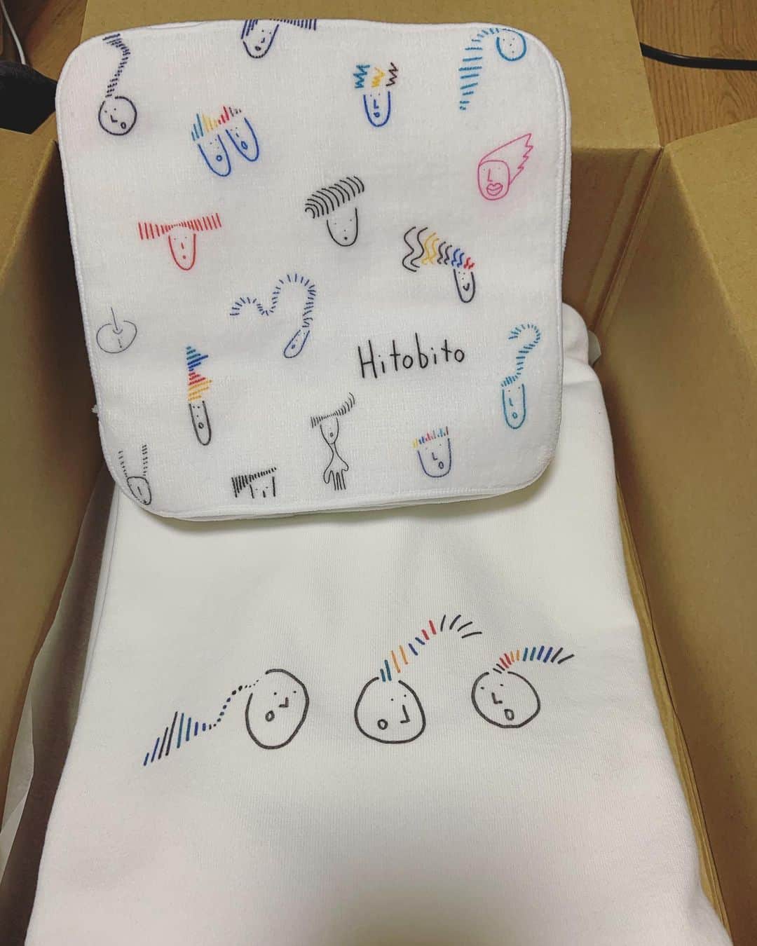 のインスタグラム：「つくった🌝hitobito🌝 スウェットはとりあえず自分用だけ🌝 私が描いて、ユウさん　@you_omoimegurasu に並べてもらった！2/22からあれする予定🌝これの他にもあれとあれがあったりしたり🌝」