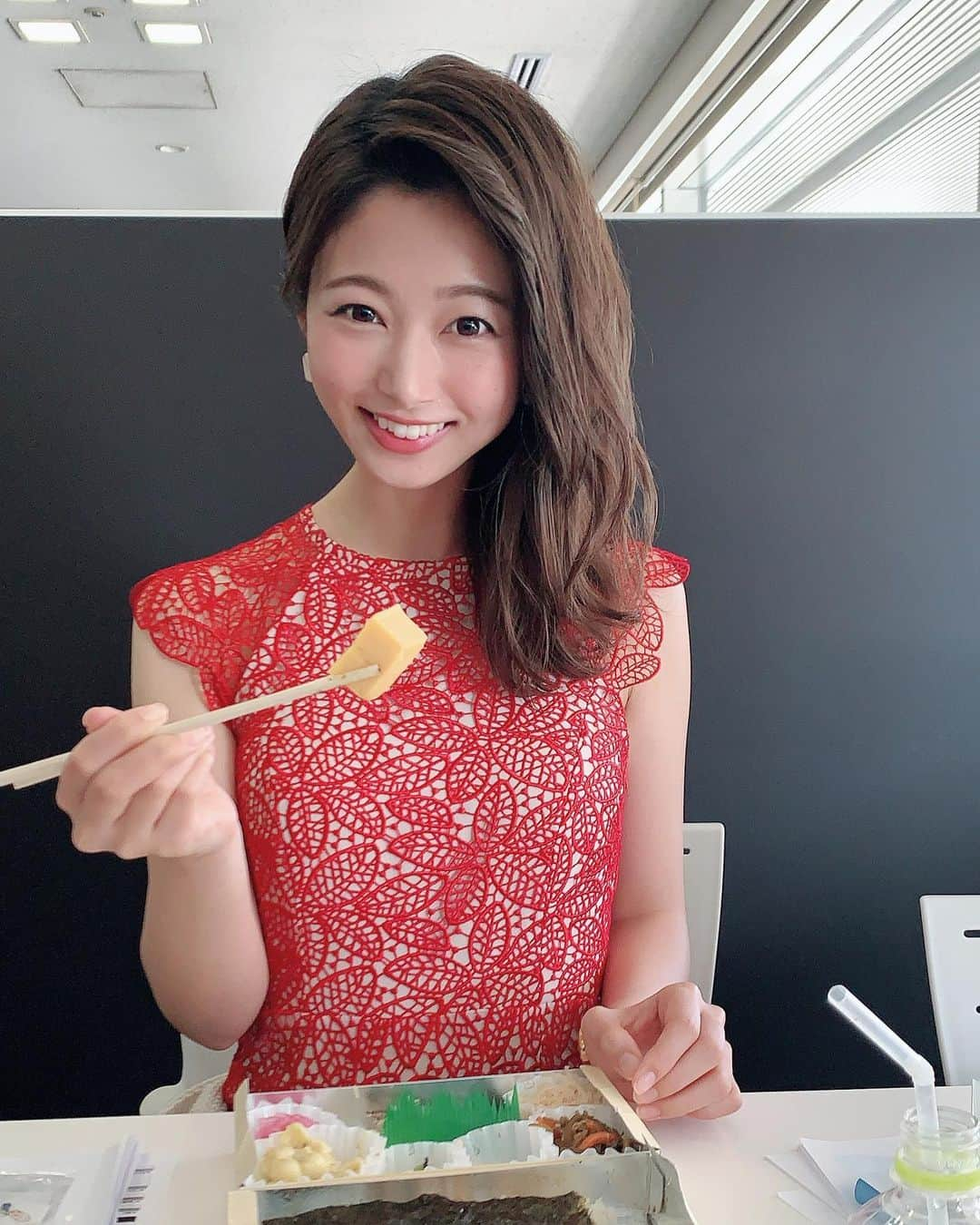 海老原優香さんのインスタグラム写真 - (海老原優香Instagram)「なぜかお弁当の食べかけに撮ってもらった写真🤷🏻‍♀️✨ ﻿ ﻿ 卵焼き美味しかったです🐣﻿ ﻿ 明日の夜は#たいむとんねる﻿ #山崎弘也 さんをゲストに迫力満点﻿ 「世界を驚かせた“日本人#ゴットタレント”大集合！」をお送りします✨  いつも#お弁当 用意していただけるのでありがたくって、美味しいので楽しみなのです🙏🏻✨ #AmericasGotTalent#AGT#BritainsGotTalent#BGT #石橋貴明のたいむとんねる」2月16日 22時28分 - ebioffi