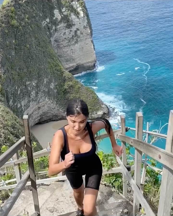svetabilyのインスタグラム：「Damn  that was too many stairs 😅  Thank you @Redline_Energy for giving me energy to do it ❤️ Follow the inventor of #Redline:  @BangEnergy.CEO  #BangEnergy #EnergyDrink」