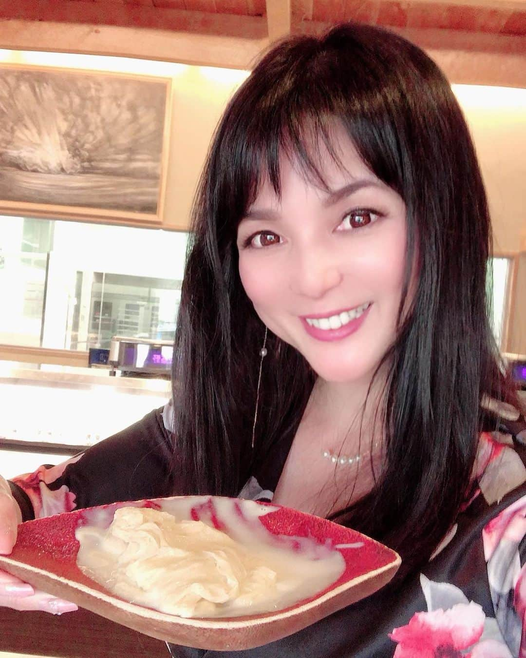 加藤美佐子さんのインスタグラム写真 - (加藤美佐子Instagram)「【生湯葉食べ放題💓】 北千住にある予約がなかなか取れない湯葉と生麩和食の人気のお店「 #宇豆基野 」へ😆  1階がお豆腐と湯葉の工場になっていて 自分ですくって食べる湯葉は 10代の頃京都のお店で食べた以来 想像以上にしっかりしていて破れない、笑  他にも豆乳と苺のソーダや出来立てのお豆腐 岩塩削ったお塩やオリーブオイルや溜まり醤油でたべる硬さの違う湯葉などなど  創作料理が美味しい〜💓 女性に嬉しいイソフラボンメニューばかり🥰  ちょっとした小旅行の気分にもなってしまう  予約が取れたらまた行きたい〜🙌 #湯葉　#生湯葉　#予約の取れないお店　#北千住　#生湯葉食べ放題　#branch #ブランチ　#japan #イソフラボン　#豆乳　#お麩　#週末営業　#tokyo #ツノジュエリー」2月16日 22時43分 - misako.kato