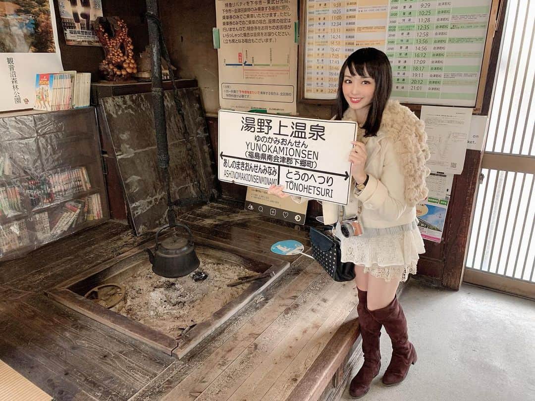 伊藤桃さんのインスタグラム写真 - (伊藤桃Instagram)「会津鉄道の旅、次に訪れたのは#湯野上温泉駅 ✨ ここは駅舎がとにかくよい！ 最寄りの観光スポット、大内宿の街並みにあわせた茅葺き屋根のレトロな駅舎が出迎えてくれます。 昔懐かしい伝言板も(❁´ω`❁) 駅構内には囲炉裏があり、列車がくるまで囲炉裏で漫画を読みながらくつろぐこともできます。 囲炉裏は茅の虫除けのためでもあるそう☺️ 売店もあって、特産品も色々買うことができます♡ 観光地ならではの明るさもありながら、温かみのあるよい駅舎でした☺️☺️☺️ 🚉 10枚目:構内には除雪用のモーターカーがありました。 雪深い会津鉄道ならではですね(❁´ω`❁) 桜で有名な駅でもあるそうなので春にも訪れてみたいなあ····· 🚉 足湯もあるこの湯野上温泉駅。 その辺のレポや駅周りのお写真はまたつづく(^ ^) #会津鉄道 #茅葺き屋根  #japan_of_insta  #ローカル線の駅 #ローカル線の旅」2月16日 22時47分 - itomomo_tetsu