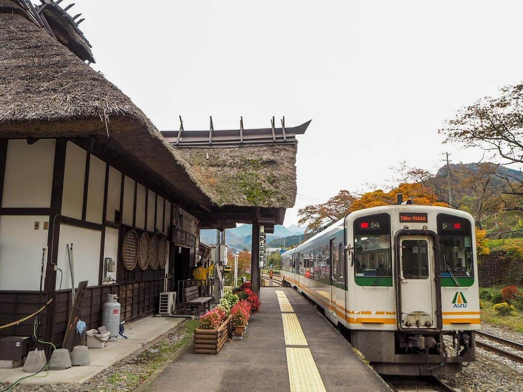 伊藤桃さんのインスタグラム写真 - (伊藤桃Instagram)「会津鉄道の旅、次に訪れたのは#湯野上温泉駅 ✨ ここは駅舎がとにかくよい！ 最寄りの観光スポット、大内宿の街並みにあわせた茅葺き屋根のレトロな駅舎が出迎えてくれます。 昔懐かしい伝言板も(❁´ω`❁) 駅構内には囲炉裏があり、列車がくるまで囲炉裏で漫画を読みながらくつろぐこともできます。 囲炉裏は茅の虫除けのためでもあるそう☺️ 売店もあって、特産品も色々買うことができます♡ 観光地ならではの明るさもありながら、温かみのあるよい駅舎でした☺️☺️☺️ 🚉 10枚目:構内には除雪用のモーターカーがありました。 雪深い会津鉄道ならではですね(❁´ω`❁) 桜で有名な駅でもあるそうなので春にも訪れてみたいなあ····· 🚉 足湯もあるこの湯野上温泉駅。 その辺のレポや駅周りのお写真はまたつづく(^ ^) #会津鉄道 #茅葺き屋根  #japan_of_insta  #ローカル線の駅 #ローカル線の旅」2月16日 22時47分 - itomomo_tetsu