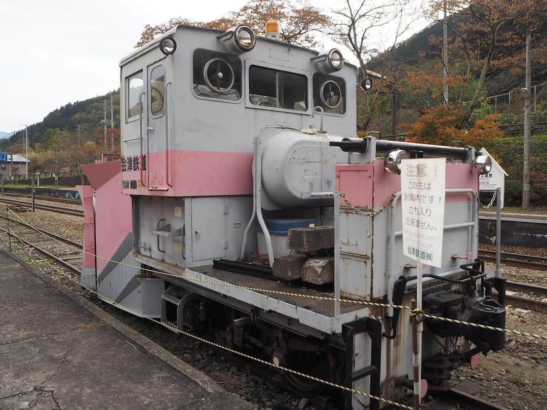 伊藤桃さんのインスタグラム写真 - (伊藤桃Instagram)「会津鉄道の旅、次に訪れたのは#湯野上温泉駅 ✨ ここは駅舎がとにかくよい！ 最寄りの観光スポット、大内宿の街並みにあわせた茅葺き屋根のレトロな駅舎が出迎えてくれます。 昔懐かしい伝言板も(❁´ω`❁) 駅構内には囲炉裏があり、列車がくるまで囲炉裏で漫画を読みながらくつろぐこともできます。 囲炉裏は茅の虫除けのためでもあるそう☺️ 売店もあって、特産品も色々買うことができます♡ 観光地ならではの明るさもありながら、温かみのあるよい駅舎でした☺️☺️☺️ 🚉 10枚目:構内には除雪用のモーターカーがありました。 雪深い会津鉄道ならではですね(❁´ω`❁) 桜で有名な駅でもあるそうなので春にも訪れてみたいなあ····· 🚉 足湯もあるこの湯野上温泉駅。 その辺のレポや駅周りのお写真はまたつづく(^ ^) #会津鉄道 #茅葺き屋根  #japan_of_insta  #ローカル線の駅 #ローカル線の旅」2月16日 22時47分 - itomomo_tetsu