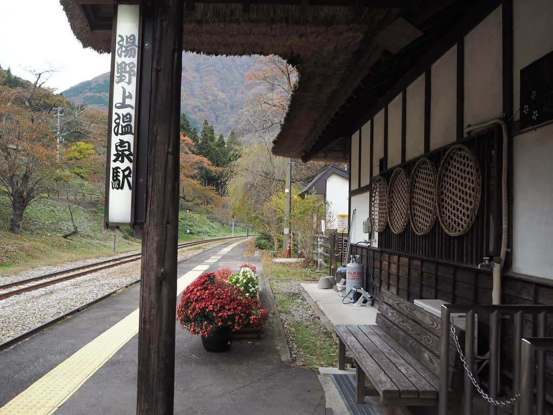伊藤桃さんのインスタグラム写真 - (伊藤桃Instagram)「会津鉄道の旅、次に訪れたのは#湯野上温泉駅 ✨ ここは駅舎がとにかくよい！ 最寄りの観光スポット、大内宿の街並みにあわせた茅葺き屋根のレトロな駅舎が出迎えてくれます。 昔懐かしい伝言板も(❁´ω`❁) 駅構内には囲炉裏があり、列車がくるまで囲炉裏で漫画を読みながらくつろぐこともできます。 囲炉裏は茅の虫除けのためでもあるそう☺️ 売店もあって、特産品も色々買うことができます♡ 観光地ならではの明るさもありながら、温かみのあるよい駅舎でした☺️☺️☺️ 🚉 10枚目:構内には除雪用のモーターカーがありました。 雪深い会津鉄道ならではですね(❁´ω`❁) 桜で有名な駅でもあるそうなので春にも訪れてみたいなあ····· 🚉 足湯もあるこの湯野上温泉駅。 その辺のレポや駅周りのお写真はまたつづく(^ ^) #会津鉄道 #茅葺き屋根  #japan_of_insta  #ローカル線の駅 #ローカル線の旅」2月16日 22時47分 - itomomo_tetsu