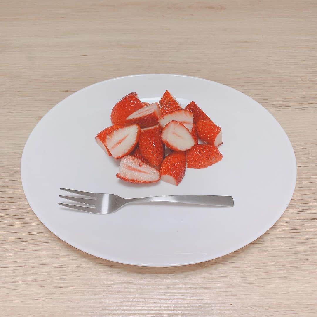 小倉月奏さんのインスタグラム写真 - (小倉月奏Instagram)「❤︎ ⠀ ⌘ strawberry ⌘ ⠀ 夜に食べる苺も美味しい🍓 たまに酸っぱいのとかあるけど、 今回は全部甘かった…！！！ ⠀ #strawberry #いちご #イチゴ #苺 #夜食 #フルーツ #くだもの #夜 ⠀ ⠀」2月16日 22時57分 - ogurarunon