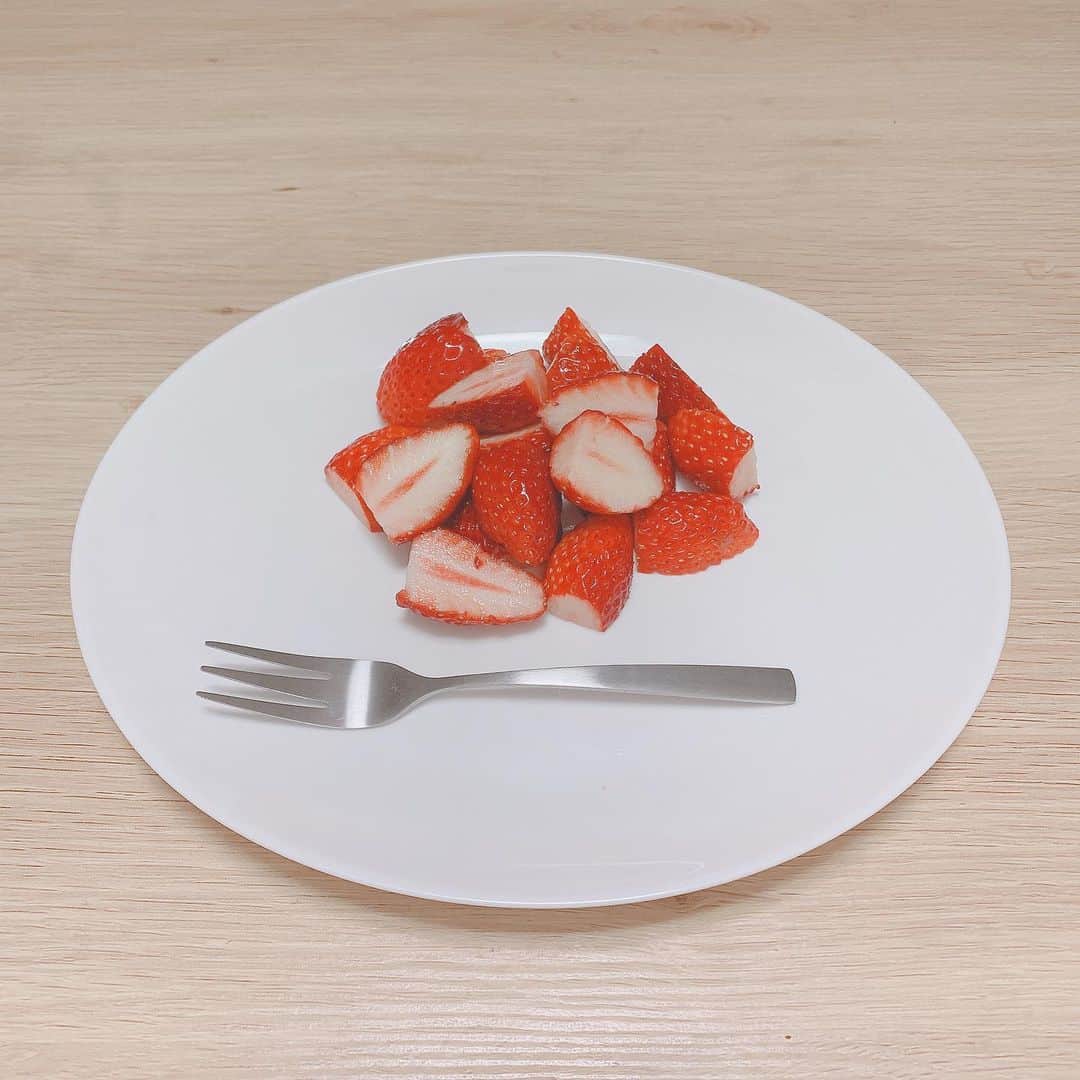 小倉月奏のインスタグラム：「❤︎ ⠀ ⌘ strawberry ⌘ ⠀ 夜に食べる苺も美味しい🍓 たまに酸っぱいのとかあるけど、 今回は全部甘かった…！！！ ⠀ #strawberry #いちご #イチゴ #苺 #夜食 #フルーツ #くだもの #夜 ⠀ ⠀」