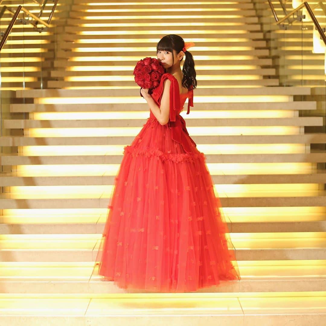 古川未鈴のインスタグラム：「. 人の幸せとかって あんまり正直わからなかったけど 結婚を経て なんだかわかるようになったような気がする。 それと恋愛の話を今までほっとんど人としてこなかったので そういう話題になると黙りがちだったのが 自然に喋れるようになり すごく不思議。 とにかく不思議。 より人に優しくなれる気がする。 . . 人生の経験で考えも変わるんだなぁと。 そんなことを思った今日でした。 . . . #dress  #red #marry  #mikiosakabe」