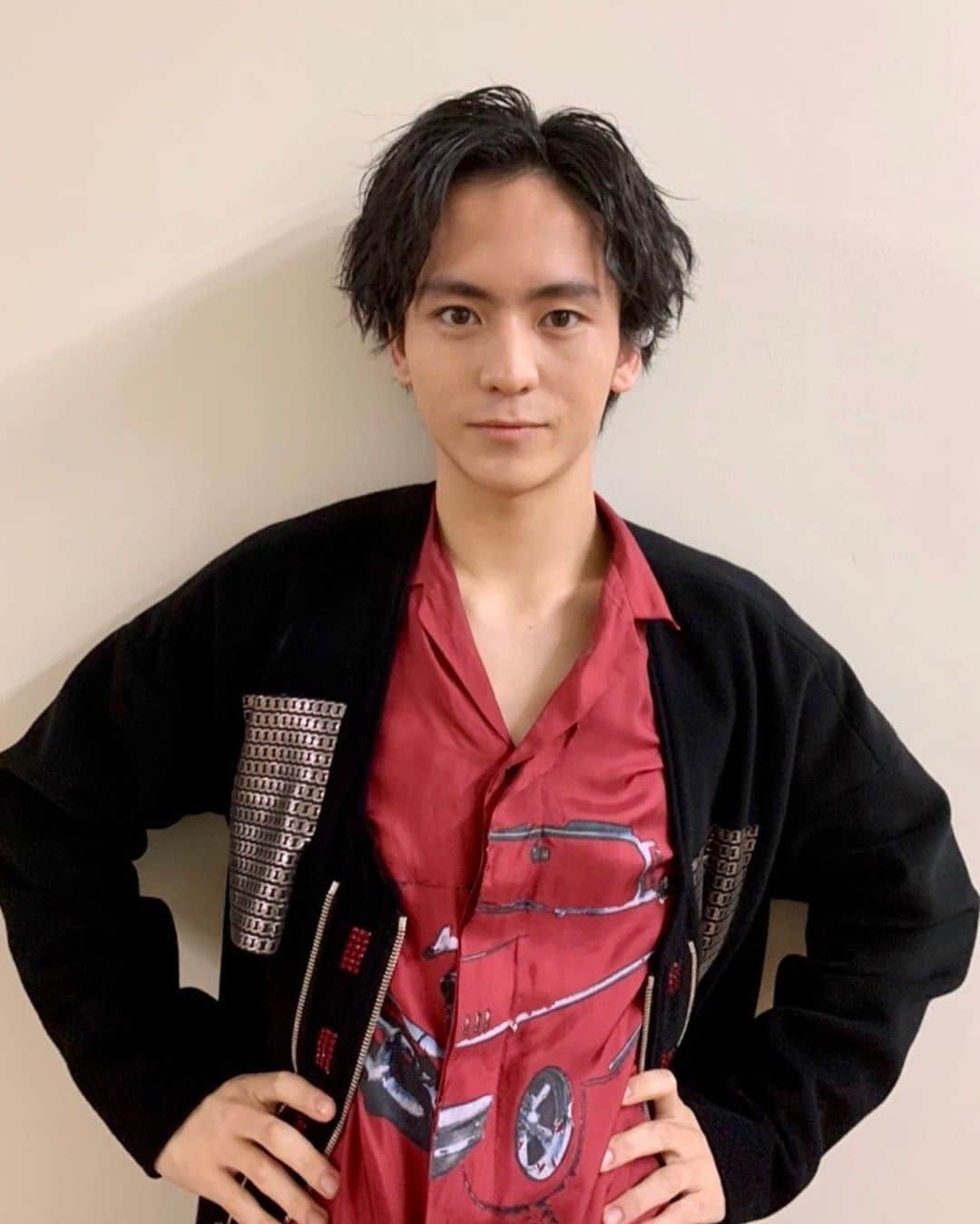 田川隼嗣のインスタグラム：「15th Anniversary SUPER HANDSOME LIVE「JUMP↑with YOU」 をご覧いただきありがとうございました  ハンサム15年の歴史に田川隼嗣の名前が載ったことが本当に嬉しいです。  応援して頂けるとこんなに 体の内側から力が湧いてくるものかと驚かされ、うちわに書いてある自分の名前を見て応援してくれる人がこんなにも居てくれるんだと涙が出そうでした。  必死に堪えました！！ ハンサムに出られたのは 僕にとって最高の宝物です。  これからも応援してもらえるように頑張ります！  よろしくお願いします！！ ありがとうございました！！」