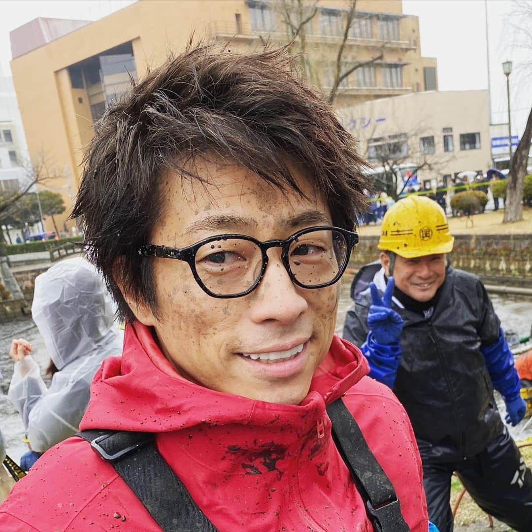 田村淳のインスタグラム：「今日は久しぶりに 泥だらけになりました。  #後ろは亀さん」