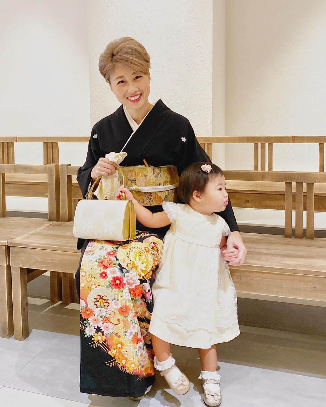 吉田ちかさんのインスタグラム写真 - (吉田ちかInstagram)「Wore my first “tomesode” (a formal kimono worn by married women) to Osaru-san’s little brother’s wedding today!﻿ ﻿ Pudding was asked to be the ring bearer and we were a bit worried that she’d be overwhelmed by the crowd and although she was a bit, she did a great (and quick lol) job. She ran over to her uncle with all her might and handed him the box with the rings💍 ﻿ ﻿ So happy for the newlywed couple! The groom, Osaru-san’s brother came with us to Singapore and he was so good with Pudding and very very helpful! He’s going to make an amazing husband😊 The beautiful bride has actually been watching my videos for awhile so she knows a lot more about me than I do about her, but I’m looking forward to getting to know her better and changing that! ﻿ ﻿ 今日はおさるさんの弟の結婚式で初めて留袖を着ました！﻿ ﻿ プリンがリングガールをお願いされて、会場に圧倒されてしまうのではないかな〜と思っていたのですが、最近のmeet-upでイベント慣れしたのか、しっかり任務を務めてくれました！必死に大好きな叔父に走っていき、無事リングボックスを渡せました💍💕﻿ ﻿ 新郎、おさるさんの弟は、先月撮影とプリンの手伝いでシンガポールに一緒に来てくれました。プリンと遊ぶのも、とても上手で気が効いてこれは良い旦那さんになる！と思いました😉新婦はなんとちか友で！前から動画を見てくれていました。私のことは色々と知ってくれているので、これから彼女のことも色々と知って仲良くなりたいです❤️ 2人とも、本当におめでとう！﻿ ﻿ #髪の毛 #大きい #銀座感🤣 #着付けが終わっておさるさんに会ったら #面白いね #極妻？ #と言われた😅 #シンガポール動画アップしました❣️」2月16日 23時07分 - bilingirl_chika