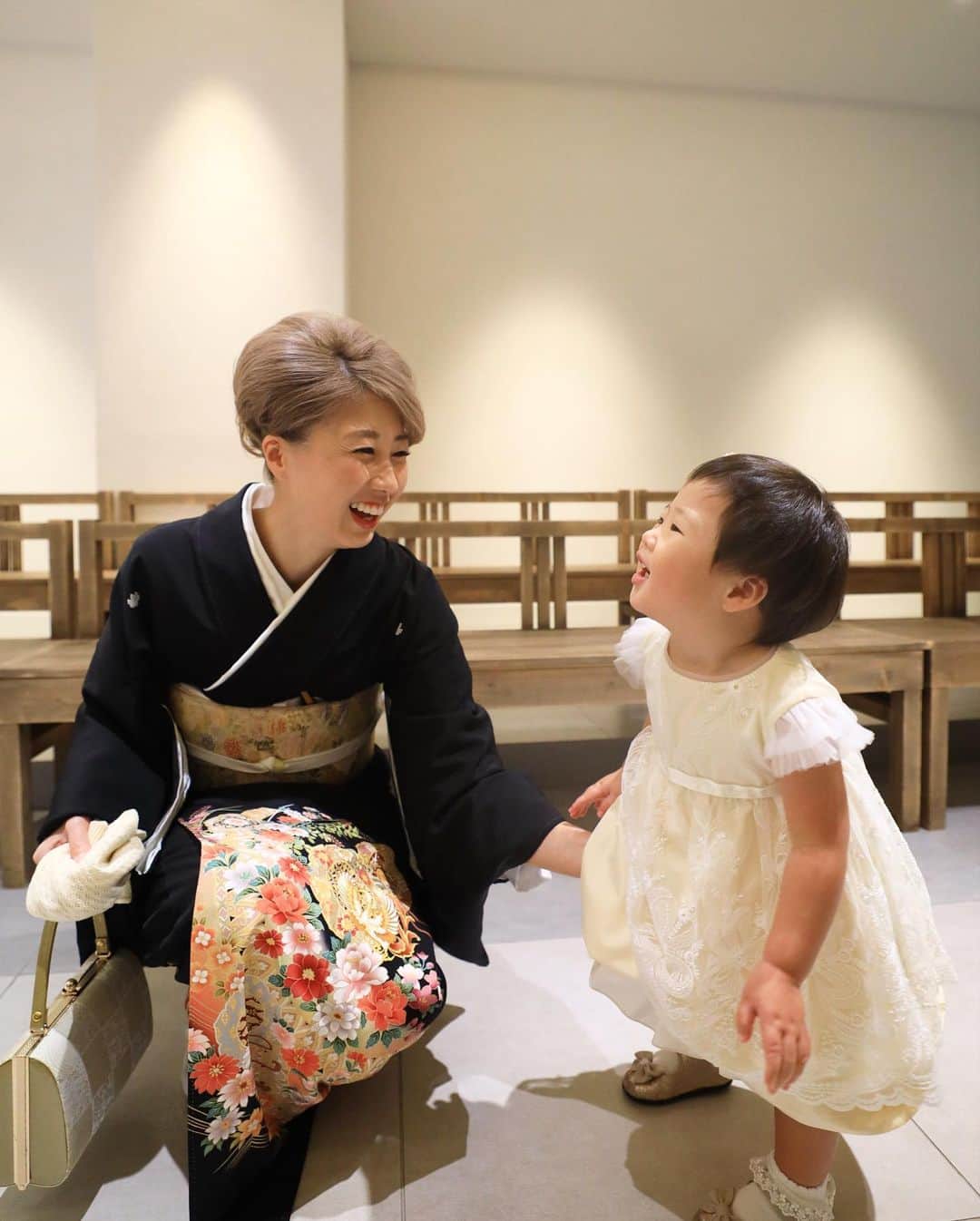 吉田ちかさんのインスタグラム写真 - (吉田ちかInstagram)「Wore my first “tomesode” (a formal kimono worn by married women) to Osaru-san’s little brother’s wedding today!﻿ ﻿ Pudding was asked to be the ring bearer and we were a bit worried that she’d be overwhelmed by the crowd and although she was a bit, she did a great (and quick lol) job. She ran over to her uncle with all her might and handed him the box with the rings💍 ﻿ ﻿ So happy for the newlywed couple! The groom, Osaru-san’s brother came with us to Singapore and he was so good with Pudding and very very helpful! He’s going to make an amazing husband😊 The beautiful bride has actually been watching my videos for awhile so she knows a lot more about me than I do about her, but I’m looking forward to getting to know her better and changing that! ﻿ ﻿ 今日はおさるさんの弟の結婚式で初めて留袖を着ました！﻿ ﻿ プリンがリングガールをお願いされて、会場に圧倒されてしまうのではないかな〜と思っていたのですが、最近のmeet-upでイベント慣れしたのか、しっかり任務を務めてくれました！必死に大好きな叔父に走っていき、無事リングボックスを渡せました💍💕﻿ ﻿ 新郎、おさるさんの弟は、先月撮影とプリンの手伝いでシンガポールに一緒に来てくれました。プリンと遊ぶのも、とても上手で気が効いてこれは良い旦那さんになる！と思いました😉新婦はなんとちか友で！前から動画を見てくれていました。私のことは色々と知ってくれているので、これから彼女のことも色々と知って仲良くなりたいです❤️ 2人とも、本当におめでとう！﻿ ﻿ #髪の毛 #大きい #銀座感🤣 #着付けが終わっておさるさんに会ったら #面白いね #極妻？ #と言われた😅 #シンガポール動画アップしました❣️」2月16日 23時07分 - bilingirl_chika