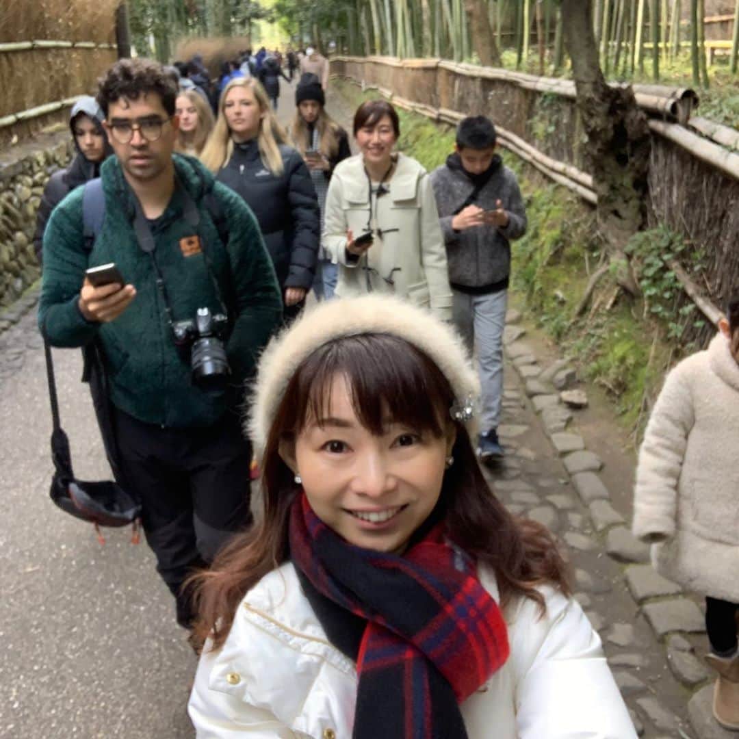 荒生暁子さんのインスタグラム写真 - (荒生暁子Instagram)「京都、嵐山散策 関東在住の友人さちこさんと 京都駅で待ち合わせ。  嵐山は難しいお天気 午前中は晴れていたのに☀️ 午後から一気に冷たい雨  禅宗の美しい庭園がある「天龍寺」 源氏物語にもある「野宮神社(ののみや)」 「渡月橋」で一気に天気が悪化。 ここで寒さの限界。  自撮り棒のお陰か さちこさんの子供達から 呆れ笑いを取りつつ 仲良く旅をしてきました。 しばらく会えないかと思うと お別れの時は ちょっと寂しかったです。 #京都旅行#京都散策#京都好き #嵐山#嵐山渡月橋 #渡月橋#自撮り棒#天龍寺#野宮神社」2月16日 23時17分 - akikoarao0904