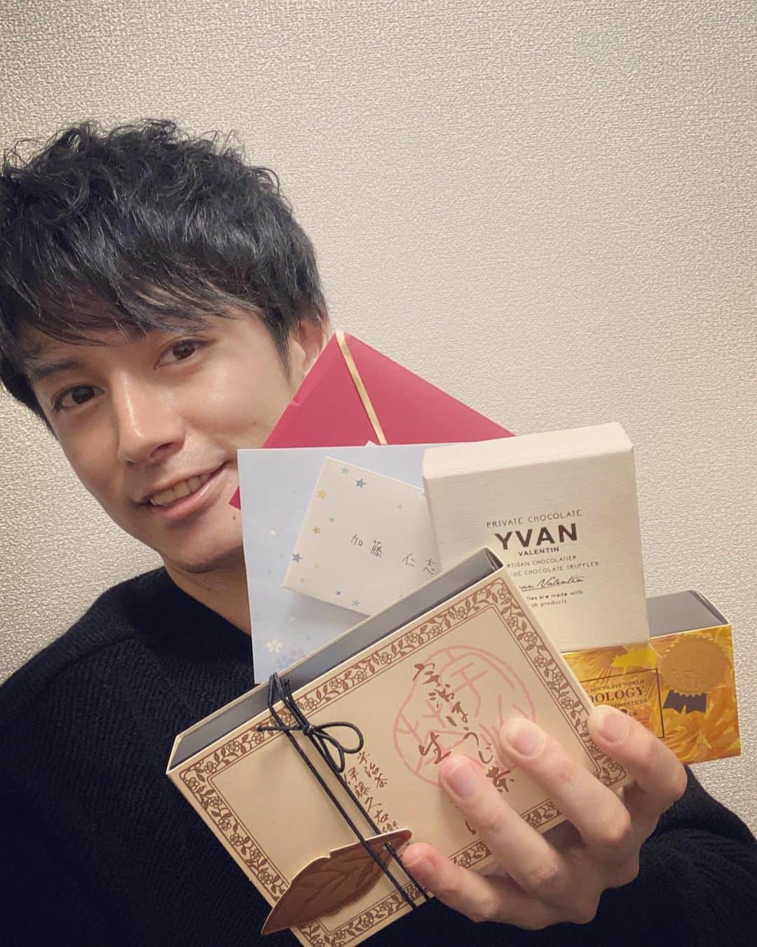 加藤仁志のインスタグラム：「お手紙とチョコしかと受けとりましたー！ 美味しくいただきます✨🙏🍫 #チョコ #バレンタイン #ありがとう」