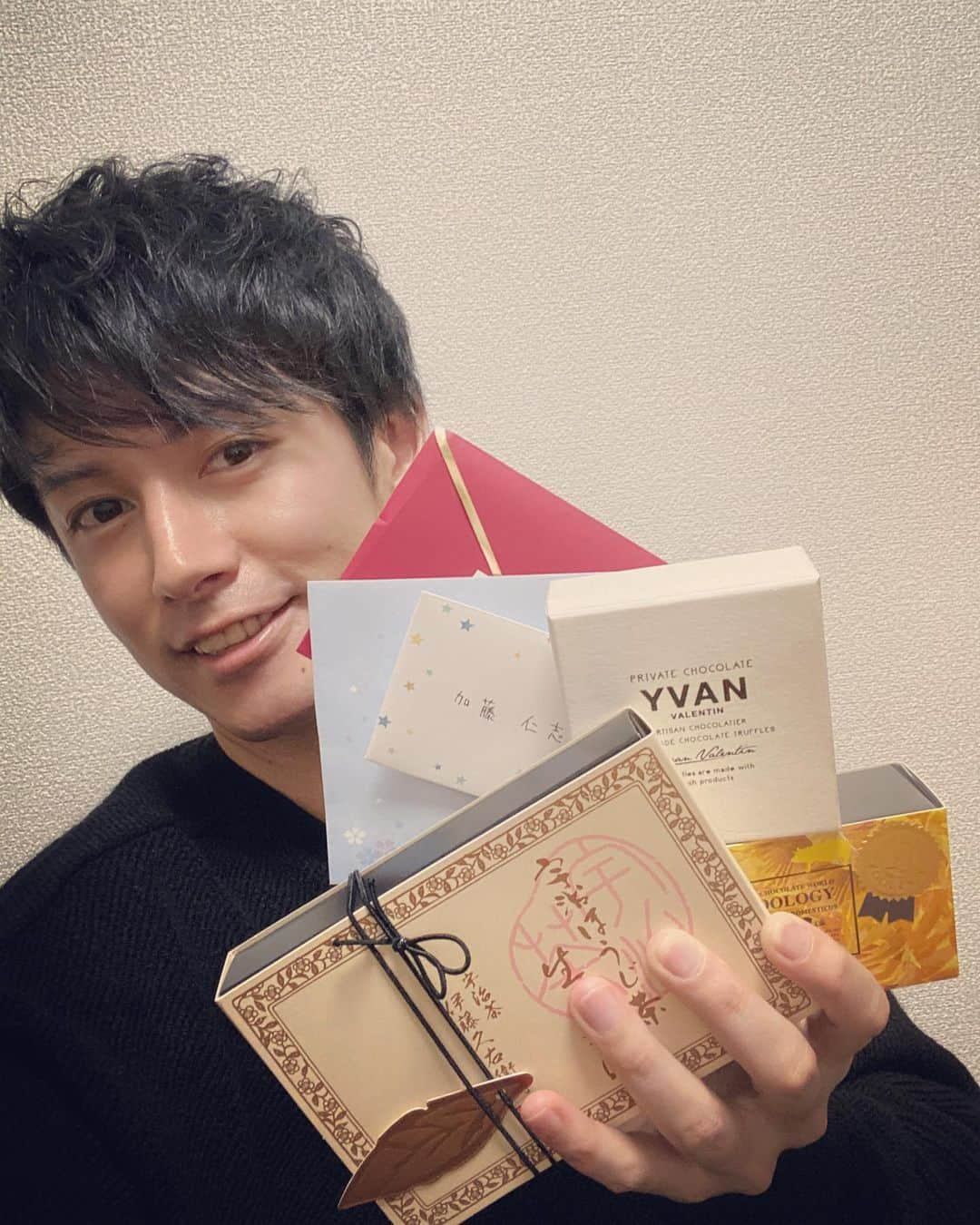 加藤仁志さんのインスタグラム写真 - (加藤仁志Instagram)「お手紙とチョコしかと受けとりましたー！ 美味しくいただきます✨🙏🍫 #チョコ #バレンタイン #ありがとう」2月16日 23時18分 - hitoshikatou