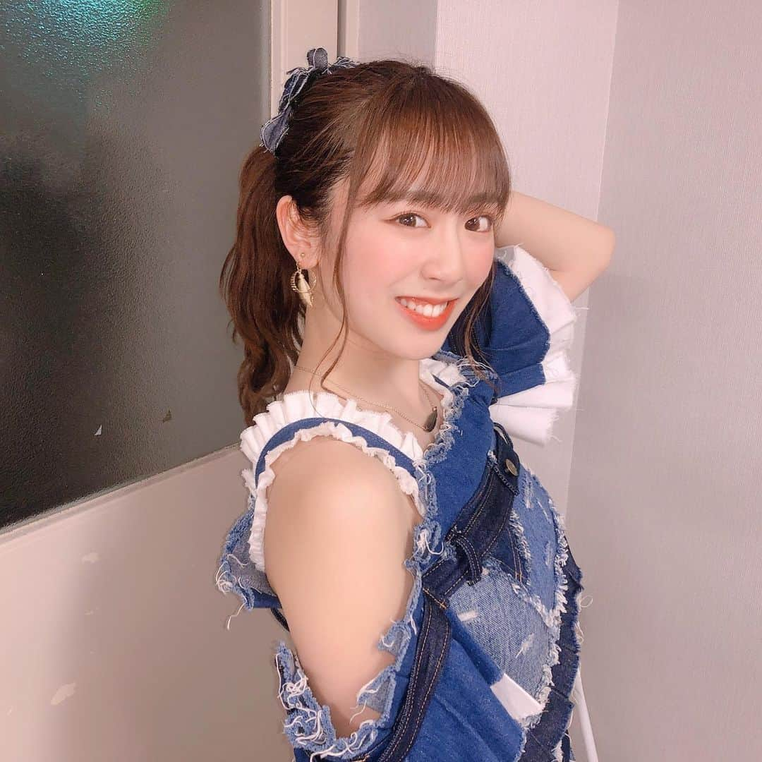 坂口理子さんのインスタグラム写真 - (坂口理子Instagram)「たまには公演衣装を👗✨ 明日のためにキスを💋という楽曲です！ オフショルのデニムワンピースすごい可愛いんです！ センターポジションは英語の歌のフレーズがあって "tomorrow"をどれだけ発音よく 言えるか、を1人で試してます笑笑 #reset公演 #hkt48 #チームh  #ポニーテール　#ヘアアレンジ #デニム　#デニム衣装　#劇場公演」2月16日 23時10分 - ricopi__hkt48