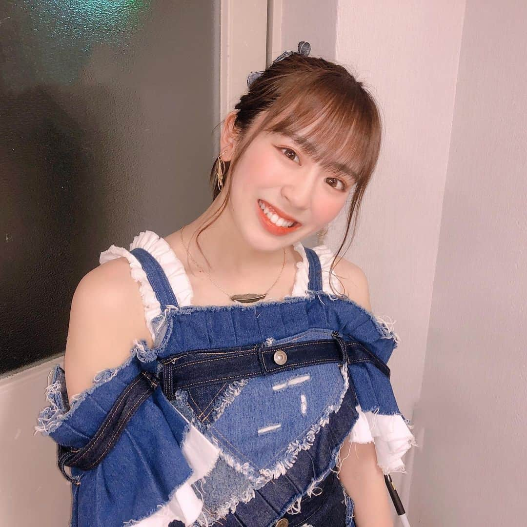 坂口理子さんのインスタグラム写真 - (坂口理子Instagram)「たまには公演衣装を👗✨ 明日のためにキスを💋という楽曲です！ オフショルのデニムワンピースすごい可愛いんです！ センターポジションは英語の歌のフレーズがあって "tomorrow"をどれだけ発音よく 言えるか、を1人で試してます笑笑 #reset公演 #hkt48 #チームh  #ポニーテール　#ヘアアレンジ #デニム　#デニム衣装　#劇場公演」2月16日 23時10分 - ricopi__hkt48