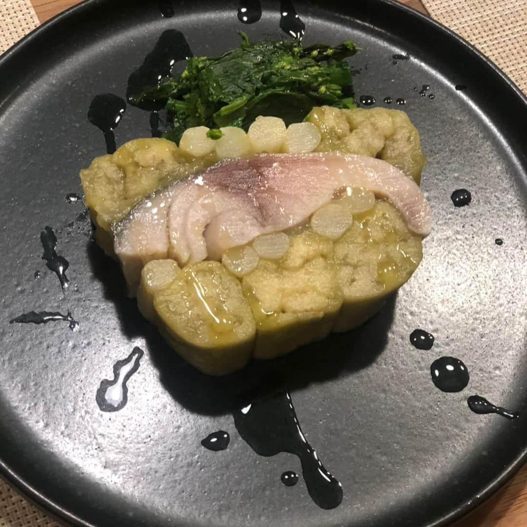 亀恭子さんのインスタグラム写真 - (亀恭子Instagram)「週末のホームパーティ❤︎ . . . @yukaashikari 手作りコース料理。 ゆかちゃんは本当にセンスが良くて、お料理にもそれが出てます。 . . 美味しい楽しい最高な時間でした。 お料理習いたい…❤︎ . . #weekend #homeparty #fun #❤︎」2月16日 23時13分 - kame_kyo