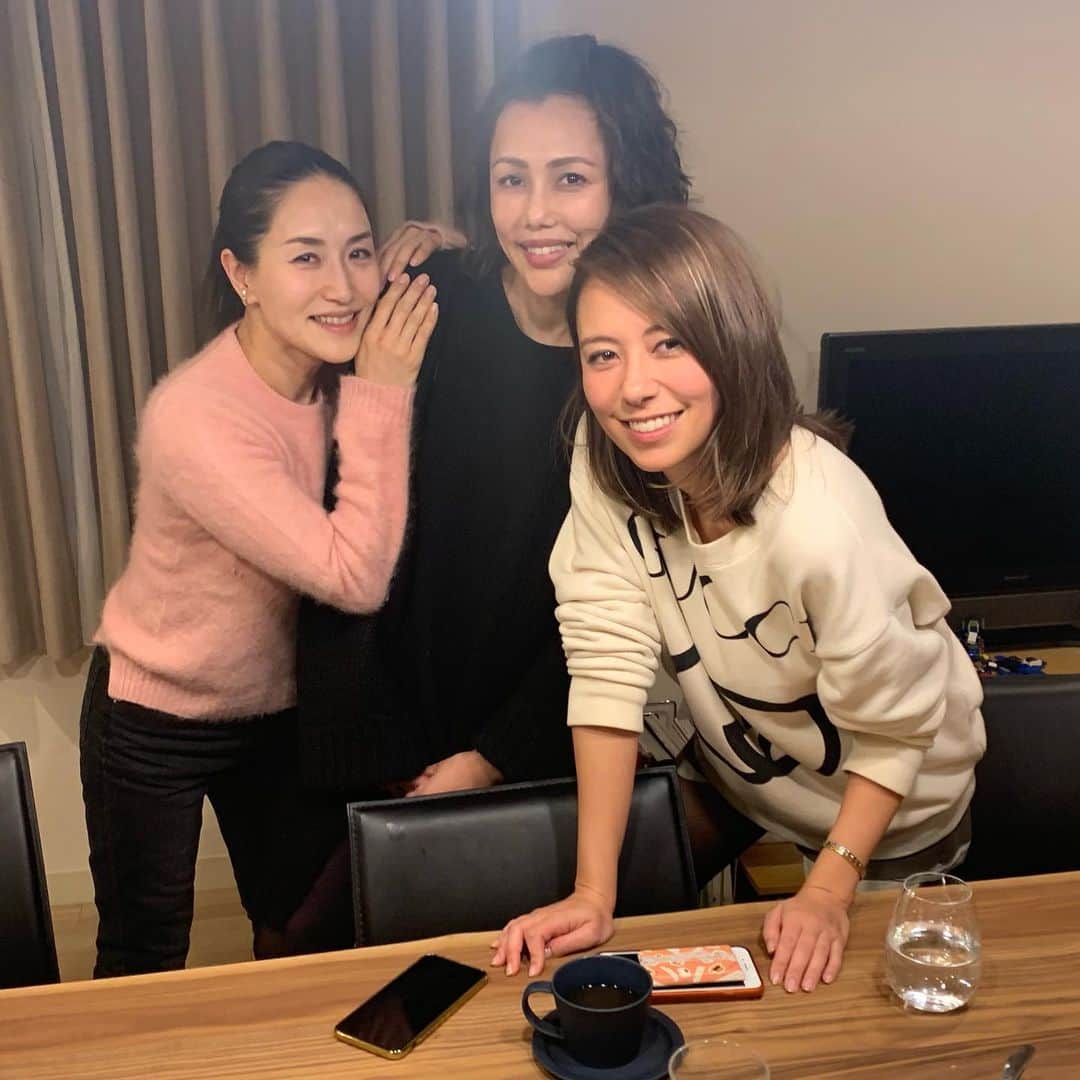 亀恭子のインスタグラム：「週末のホームパーティ❤︎ . . . @yukaashikari 手作りコース料理。 ゆかちゃんは本当にセンスが良くて、お料理にもそれが出てます。 . . 美味しい楽しい最高な時間でした。 お料理習いたい…❤︎ . . #weekend #homeparty #fun #❤︎」