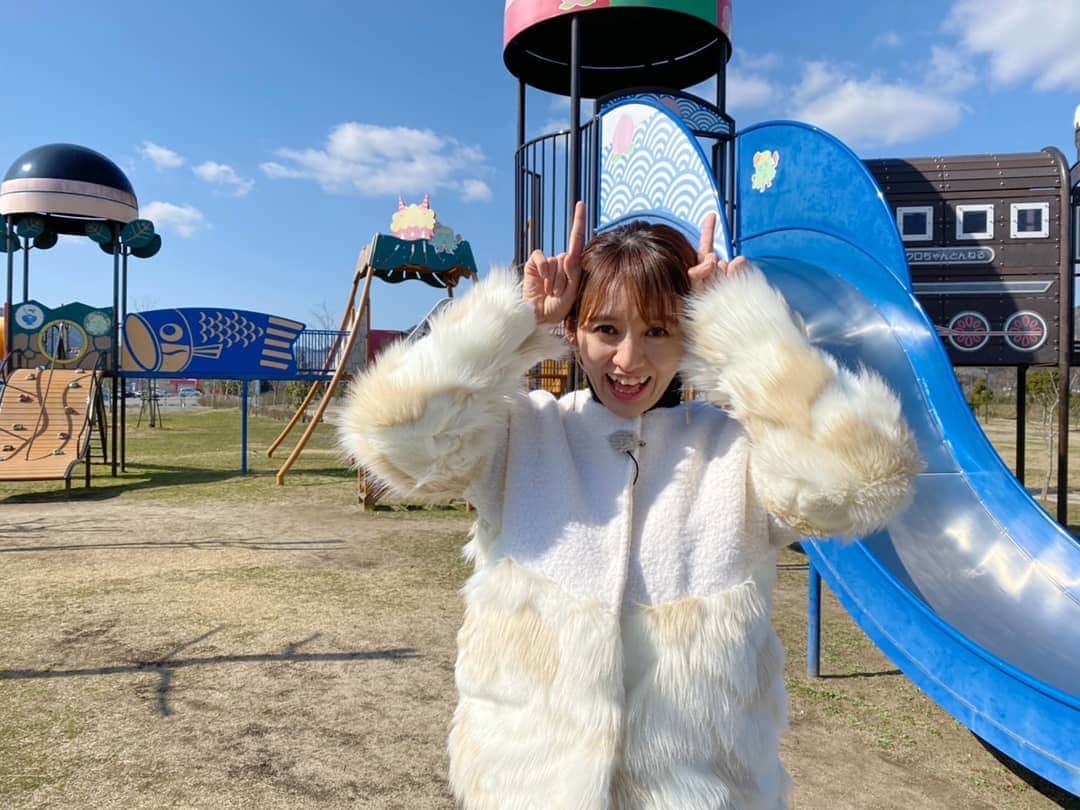 のインスタグラム：「この間のロケも天気が良かったんだ🌞  もふもふ  鬼やなくて、牛みたいだ🐄笑  #もふもふ #ロケ #🌞 #晴れ #牛 #鬼 #白コート #公園 #oita」