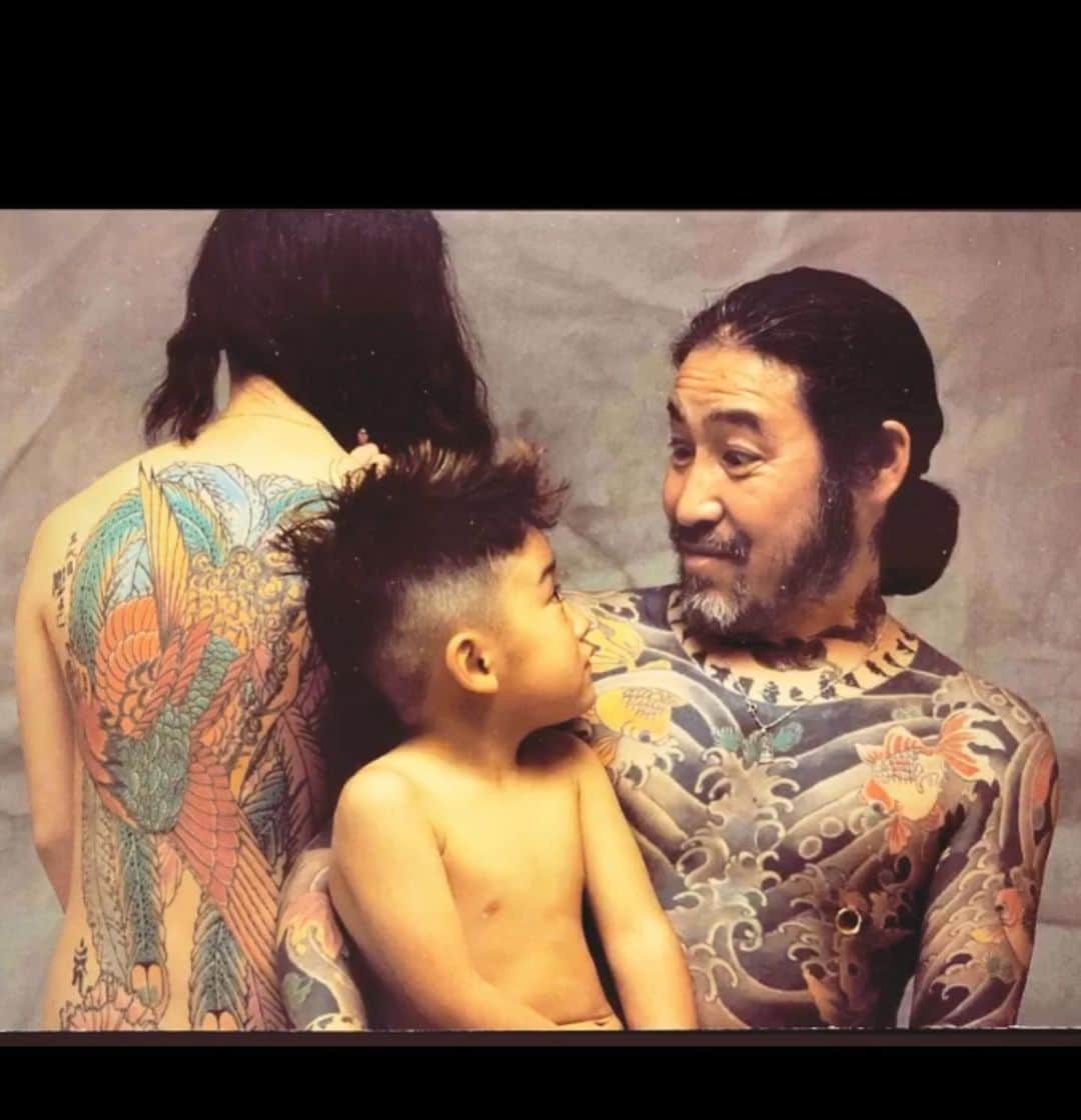 中野義仁さんのインスタグラム写真 - (中野義仁Instagram)「Nostalgic, there was also such a time.  Maybe 1990 amsteldam Tattoo Convention.  Portrait for postcards and family photos of Souryo for 6 years old.  #H2ocean #H2oceanproteam #officialh2ocean #instagram  #traditional #famyl #memory #freehand ＃convention #old  #artist #artistmafia #friend #tattoos #tattooing #tattoo #tattoomag  #inK #inkdmag #tattoomagazine #tattoos_of_instagram #memarky  #tattoolifemagazine #tattooenelgy #tattooinstagram #tattoomania #artistmafia #tattoocultur #tattoocomunity #tattooculturmagazine #tattooare  @jessyentattoo @dennis_camsupply @yokohama_tattoo_museum @souryou @kiwamijewelry @horiyoshi3shop @taiwantattooconvention」2月16日 23時16分 - horiyoshi_3