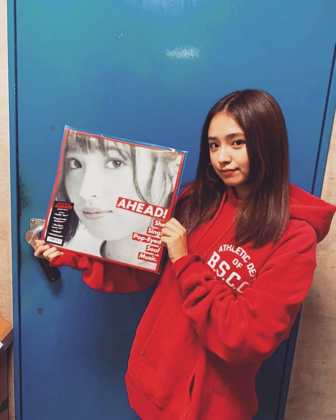 脇田もなりのインスタグラム：「出来上がりました！！ いよいよ発売です🥰 脇田もなり2nd Album「AHEAD!」LP 今年初リリイベも始まりますよ！ 観覧フリーなので是非遊びに来てください🤗  日程は！！！🔻🔻🔻 大阪👉3/14(土) 17:00 HMV&BOOKS SHINSAIBASHI  東京 ●2/18(火)19:30 HMVrecord shop新宿ALTA ●2/19(水)20:00 HMV&BOOKS SHIBUYA ●2/22(土)18:00 タワーレコード錦糸町 ●2/23(日)18:00 タワーレコード新宿  #lp #record #release #2月19日 #2ndalbum #ahead #jpop#citypop #singer #싱어 #노래 #일본 #발매」