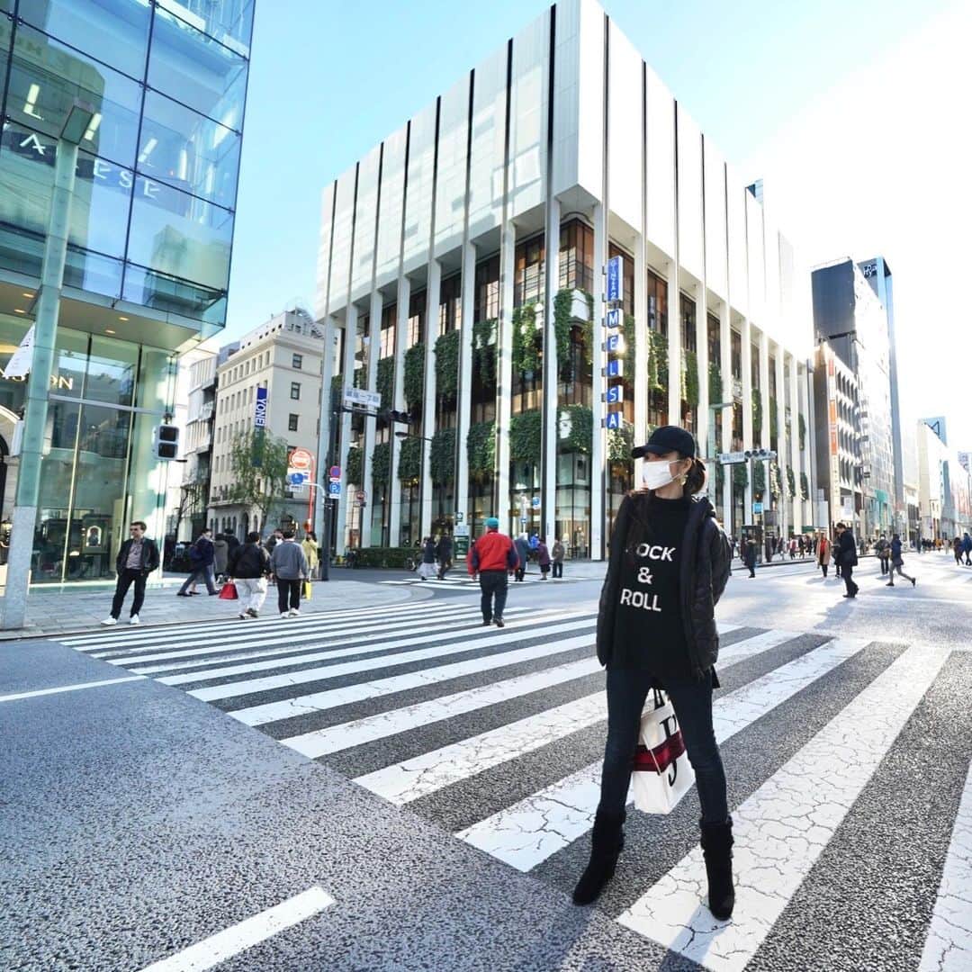 mycoのインスタグラム：「真っ黒コーデ🖤 みんなはマスクしてる？？ 🧥 #louisvuitton 👚 #zadicandvoltaire 👖 #balmain 👜 #dior」