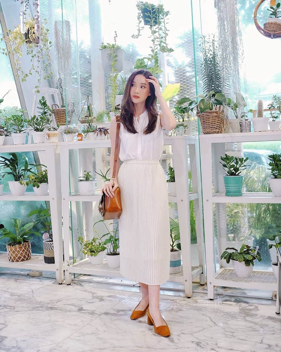 エリッサ・ヤマダのインスタグラム：「On days when I need to dress up and yet feel comfortable, this is the kind of outfit I'll probably turn to these days, simply because you can't go wrong with these timeless pieces! One option that I'm currently crushing on is this Uniqlo pleated printed long skirt because it's so flowy, easy to mix&match, figure-flattering for any body shape, plus the tiny polka dots add a playful touch to your look! 🌈💖 #uniqloindonesia #uniqlolifewear #uniqloskirt」