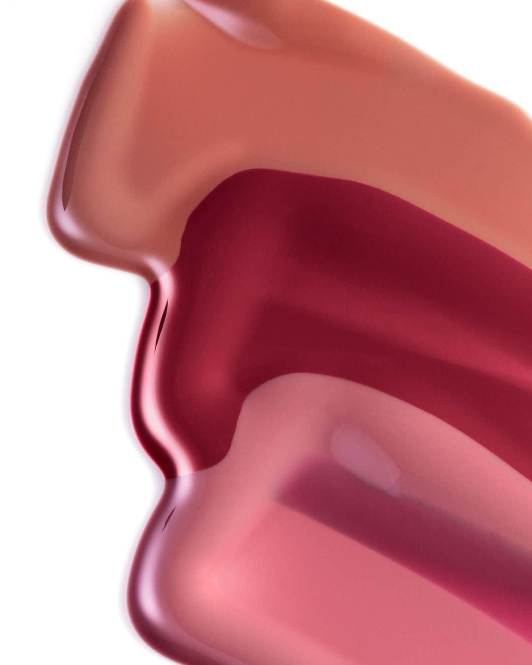 のインスタグラム：「How do you Crush? Our NEW Crushed Oil-Infused Gloss comes in 12 nutrient-rich colors that instantly give you lip-quenching hydration.  Which shade do you want? Tell us below 👄  Top to bottom: In The Buff Rock & Red New Romantic  #BobbiBrown #CrushedLipColor #BBGirlCrush #LipGloss #GlossyLips #HydratedLips #smile」