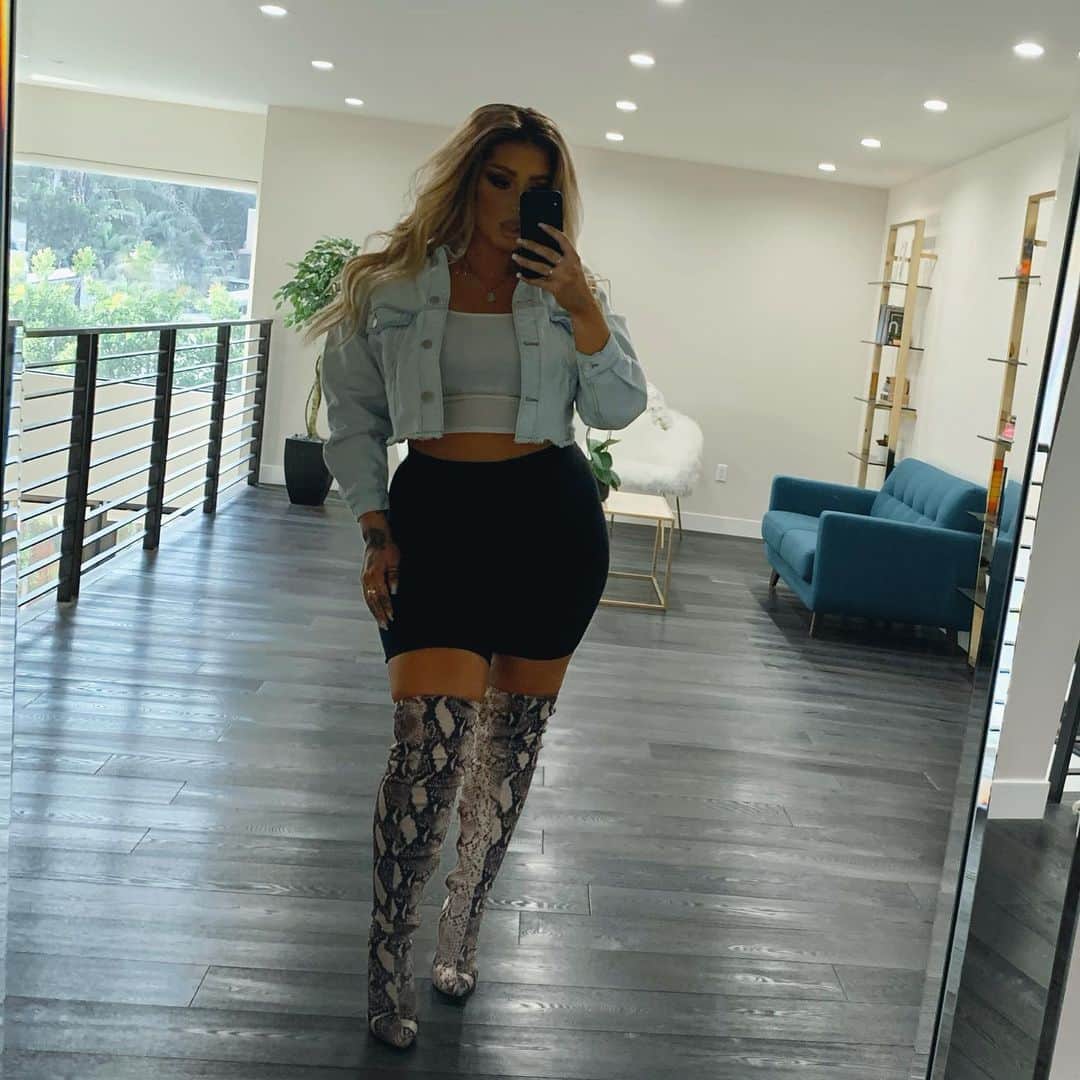 Chrisspyさんのインスタグラム写真 - (ChrisspyInstagram)「Cute & Happy 😜💙 @misslolaofficial Boots  What is everyone up to this Sunday?? Drop some movie/Netflix suggestions below!  #chrisspy #ootd #thicc」2月17日 5時04分 - chrisspy