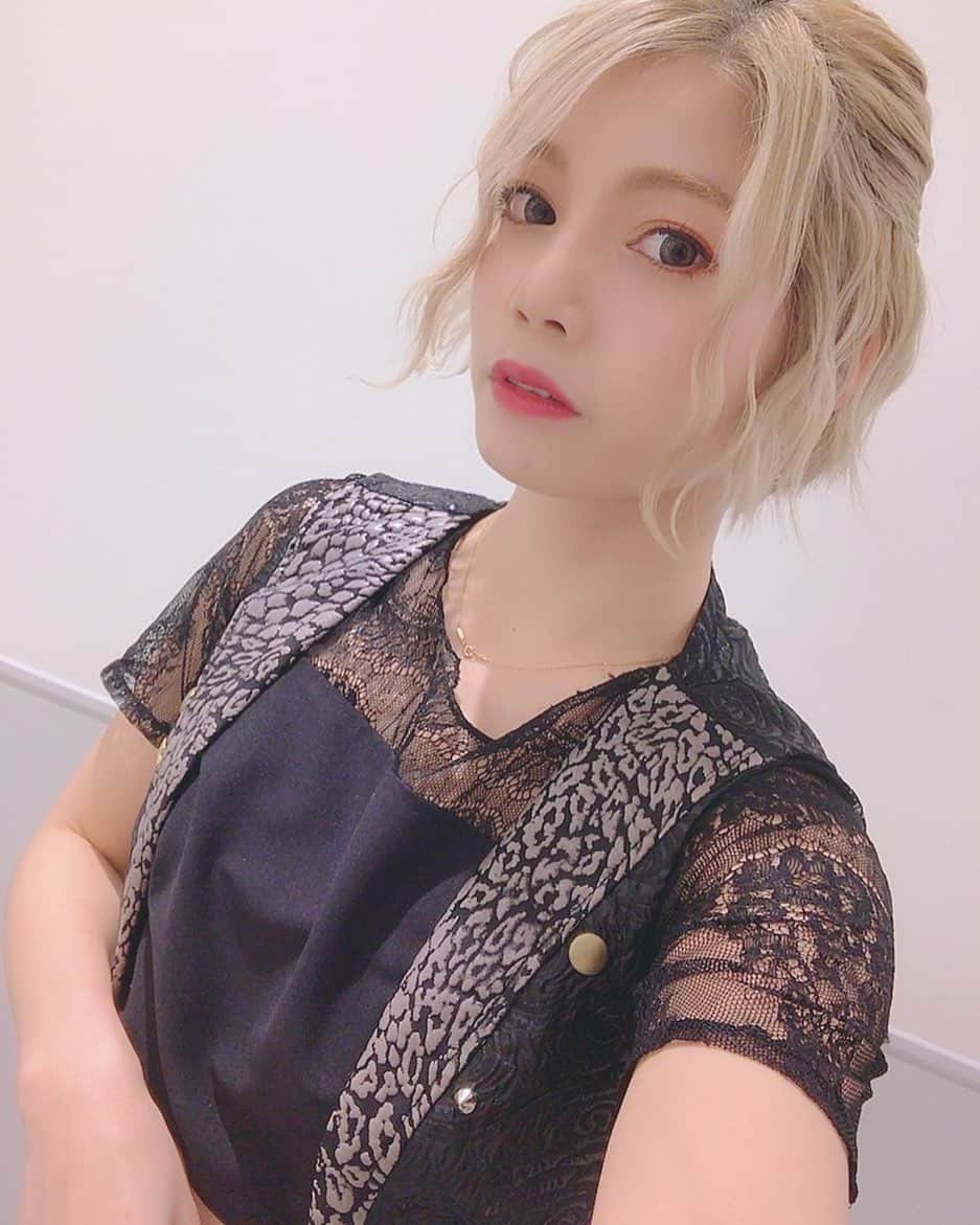 菜月アイルのインスタグラム：「・ ・ ショートにしてからアレンジ減るかなって思ったけど意外と遊べてる✌️✨ イイネ！↓ ・ ・ #ショートヘア #金髪 #金髪ショート  #ヘアアレンジ #ウェーブ巻き #ウェーブヘア #セルフアレンジ #波巻き #shorthair #shorthairstyle #wavehair #selfarrange #hairset  #hightone」