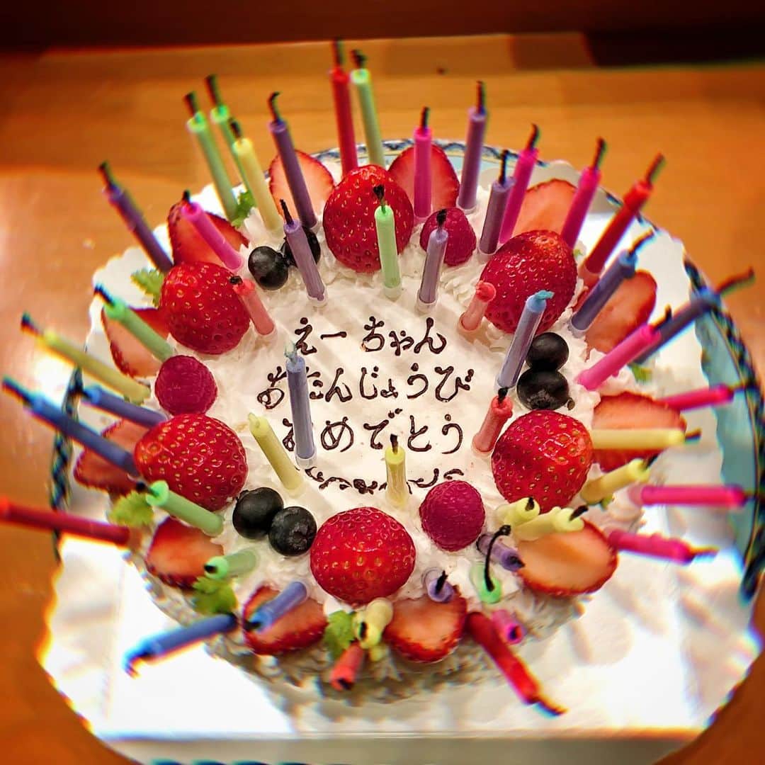 麻美さんのインスタグラム写真 - (麻美Instagram)「我らのGoogleオバさん えーちゃん😍の誕生日🎂 ． ケーキが🎂山火事🔥状態でウケる🤣✌️ ． 毎年続く恒例行事💕 えーちゃんの誕生日は 死ぬまでする予定❣️ ． 来てくれた人の幸運と 来れなかった人の不幸を 祈り🤞乾杯🍻🤣🤣🤣 ． #ママ友#誕生日#誕生会 #永遠の友情 #大好きな仲間#楽しい #嬉しい#素敵な仲間 #すし仙#すし仙自由ヶ丘」2月16日 23時52分 - mami0s
