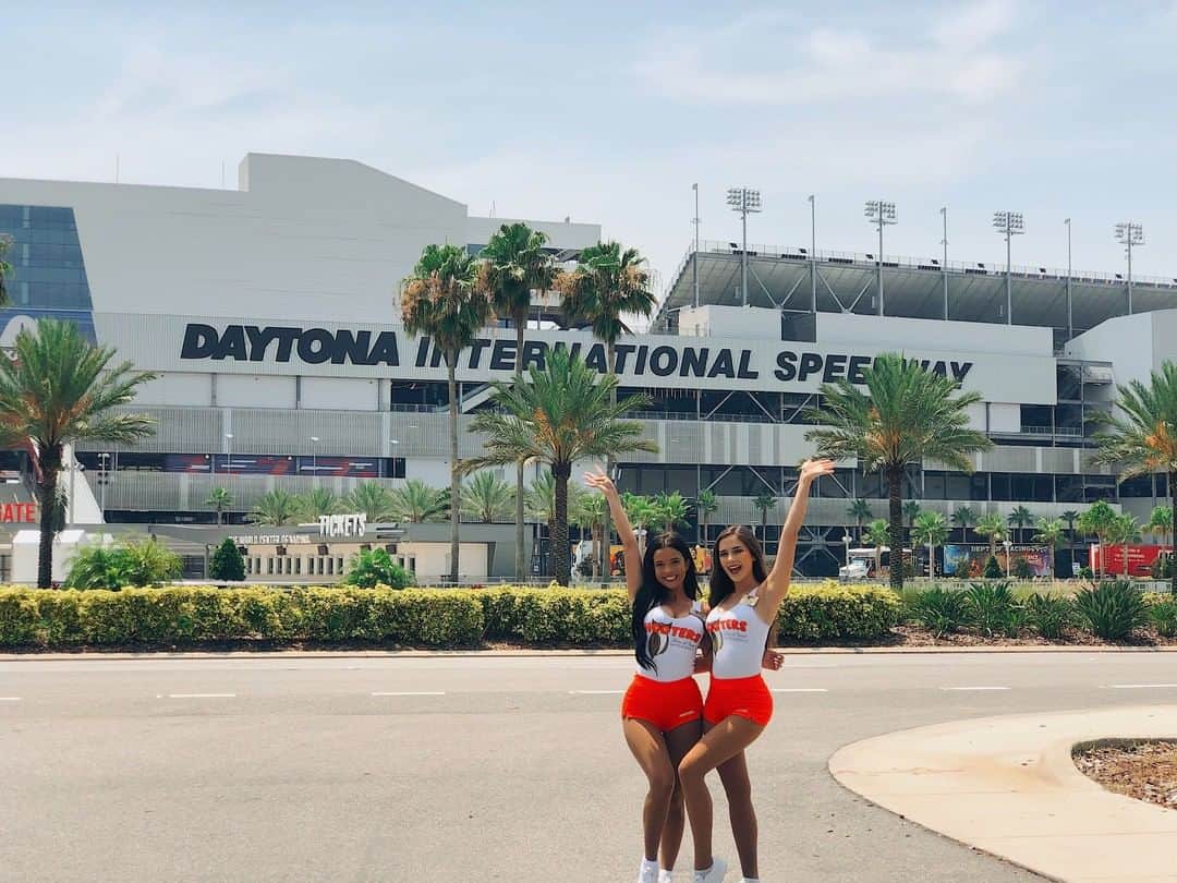 Hootersさんのインスタグラム写真 - (HootersInstagram)「It’s #Daytona500 day! FINALLY. Let’s get that win @chaseelliott9! #di9」2月17日 0時01分 - hooters