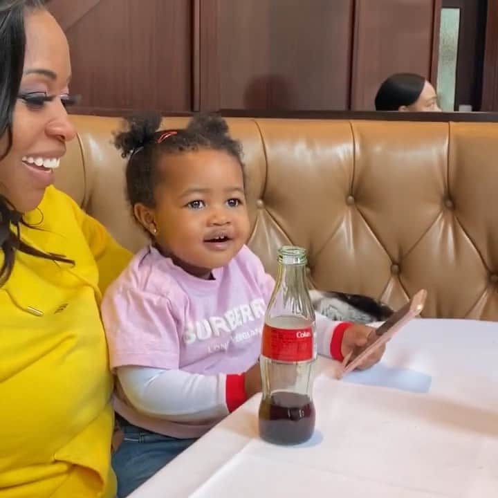 レミー・マーのインスタグラム：「@ReminisceMacKenzie is such a sweetheart 😍She “shared” her @cocacola with me 🥤 -🎥 captured by: Daddy @PapoosePapoose  #BlackLove #MeetTheMackies #KenzieGirl #TheGoldenChild #Mac #MiniMe #RemyMa」
