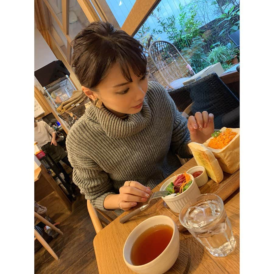 加藤里奈（カトリーナ）さんのインスタグラム写真 - (加藤里奈（カトリーナ）Instagram)「『Orange Fields Tea Garden』 大阪に住んでたら通いたい店！ * たまごサンドを食べました🥪🍳 とろとろ濃厚たまごも最高ですが、 パンもふわふわで最高😳🍞 * フランス料理のシェフと、 パン職人が手がけたカフェなんだとか💡 フレンチトーストも美味しそうだった😭 * そしてなんと、紅茶飲み放題🤩！！！ 紅茶&お茶が大好きな私にとって最高なお店です😍❤️ 名古屋にもあってほしい😭😭😭 しかも、店長さん？がめちゃくちゃ気遣いが凄くて 心配りも含めて最高なお店でした🥇 このお店のために大阪住みたいくらい魅力的！笑 * * ＜お店情報＞ 『Orange Fields Tea Garden』 📍大阪府大阪市北区天神橋3-7-26 レジュールアッシュ梅田イースト102 天神橋筋商店街3丁目 ☎️06-6948-6290 🚃天満駅1番出口徒歩5分、扇町駅3番出口徒歩3分、南森町7番出口徒歩5分 ⏰日〜水 11:00～18:00(L.O. 17:30)、木～土 11:00～22:00(料理L.O. 21:30 ドリンクL.O. 21:30) * * #大阪グルメ #大阪 #大阪観光 #大阪旅行 #大阪ランチ #osaka #osakajapan #osakafood #osakatravel #osakatrip #天神橋筋三丁目 #天神橋筋商店街 #天満グルメ #天満 #天満橋グルメ #大阪カフェ #大阪カフェ巡り #カフェ #カフェ巡り #カフェ好きな人と繋がりたい #カフェスタグラム #カフェ好き #カフェめぐり #紅茶 #たまごサンド #カフェ部 #日帰り旅行 #日帰り #食べ歩きグルメ #食べ歩き」2月17日 0時10分 - rinakatoktriiina