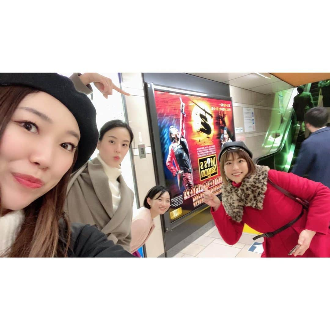 香音有希さんのインスタグラム写真 - (香音有希Instagram)「#退団同期会 関西にいるみのちゃんと恒例のテレビ電話もして(会話は成立しない。ほぼ写真撮って遊んでる) 何故かいい感じのチャペルで撮影会になったりカメラマンになったりミスサイゴンのポスターを見つけてあみとあみを並べて撮ったり。 6周年も皆元気で楽しく迎えられて何よりだ☺️❤️ . . かわいこちゃんと野菜たっぷりサムギョプサルのお店をリピートをしたり若いカップルが自撮りしてたのを真似して映えな写真を撮ったり。 . 父の誕生日を祝ったり。 家族写真で昔は父のクローンの様にそっくりだったのに段々と母にも似てきたなと感じたり(現在パーツ父、配置母) . . ゆったりと過ごさせてもらった1週間でした(*´꒳`*) 新しい週がはじまる。 がんばろー✨ . #退団同期 #亜聖樹  #芽華らら  #則松亜海 #凰いぶき#写真出演#普通の顔で撮ってないというミス #サムギョプサル#お気に入りのお店 #ここはリピート#映えカフェ#カップルさん#パクりました#なんかいい感じに撮れた #星乃あんり」2月17日 0時03分 - kaonyuki_yukako