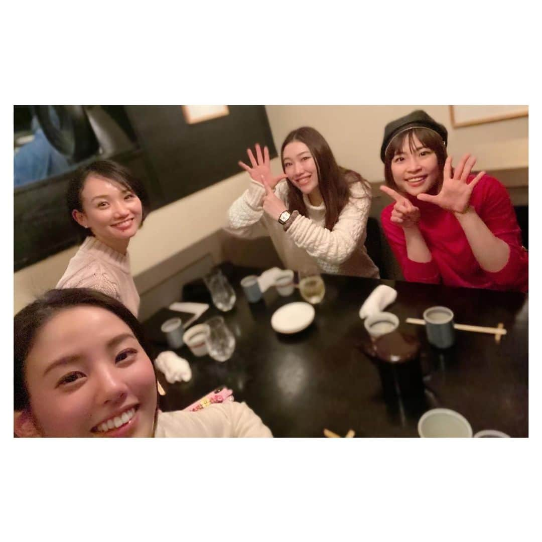 香音有希さんのインスタグラム写真 - (香音有希Instagram)「#退団同期会 関西にいるみのちゃんと恒例のテレビ電話もして(会話は成立しない。ほぼ写真撮って遊んでる) 何故かいい感じのチャペルで撮影会になったりカメラマンになったりミスサイゴンのポスターを見つけてあみとあみを並べて撮ったり。 6周年も皆元気で楽しく迎えられて何よりだ☺️❤️ . . かわいこちゃんと野菜たっぷりサムギョプサルのお店をリピートをしたり若いカップルが自撮りしてたのを真似して映えな写真を撮ったり。 . 父の誕生日を祝ったり。 家族写真で昔は父のクローンの様にそっくりだったのに段々と母にも似てきたなと感じたり(現在パーツ父、配置母) . . ゆったりと過ごさせてもらった1週間でした(*´꒳`*) 新しい週がはじまる。 がんばろー✨ . #退団同期 #亜聖樹  #芽華らら  #則松亜海 #凰いぶき#写真出演#普通の顔で撮ってないというミス #サムギョプサル#お気に入りのお店 #ここはリピート#映えカフェ#カップルさん#パクりました#なんかいい感じに撮れた #星乃あんり」2月17日 0時03分 - kaonyuki_yukako