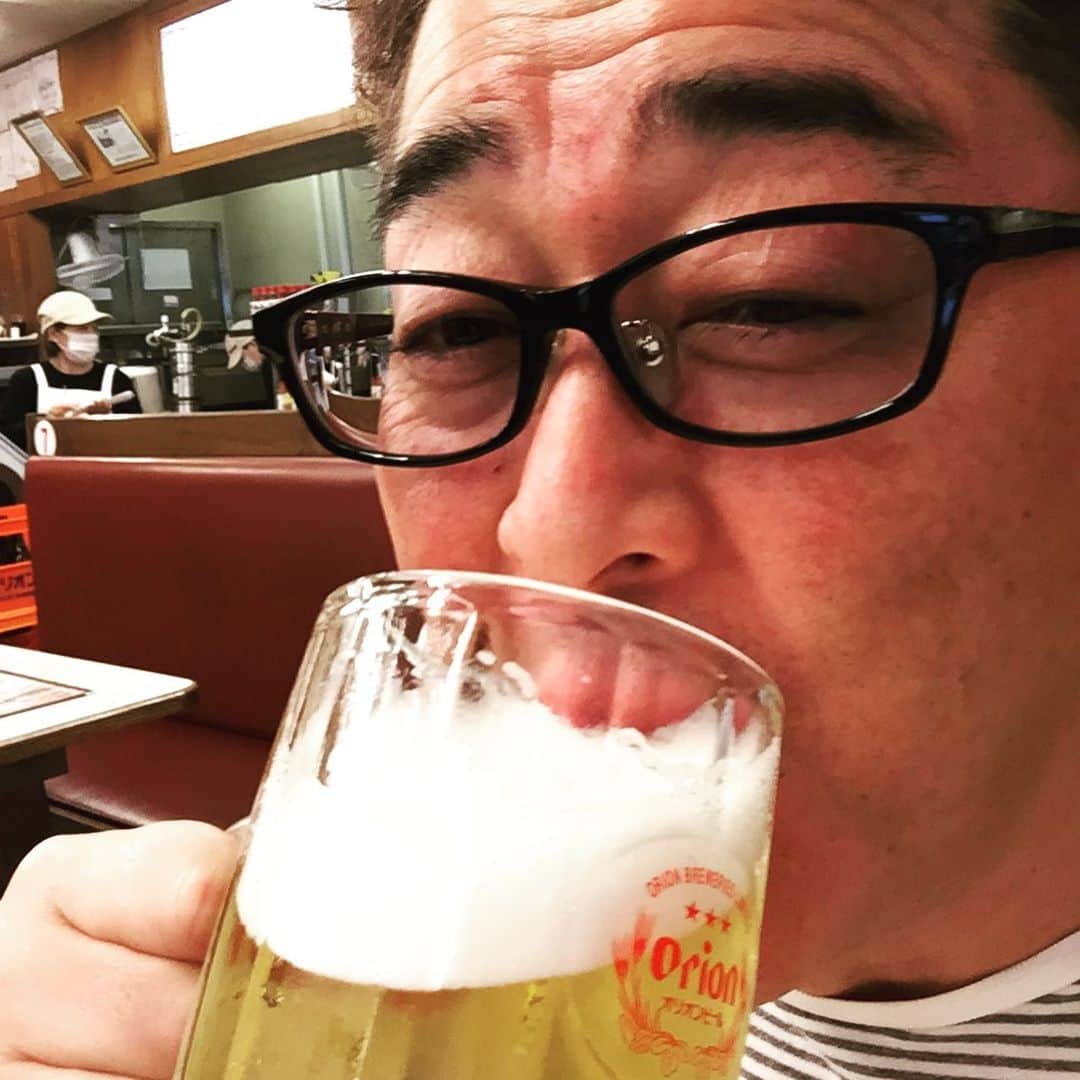 多賀公人さんのインスタグラム写真 - (多賀公人Instagram)「実はダイエット中なんです。2週間で4キロ痩せました。沖縄では走って歩いて痩せようとしたら、軽い肉離れに。だから飲んで食べるしかなく。今夜は東京✈️ですが、お好み焼きにおにぎり、なぜかコンビニにあったオリエンビール。ダメだこりゃ👎  #ダイエット #糖質オフ #豆腐 #ビール断ち  #ダメだこりゃ #肉離れ #言い訳 #life  #enjoy #okinawa #tokyo #happy #オリオンビール #なんくるないさ #また明日から頑張ろう #多賀公人」2月17日 0時06分 - kimito_taga