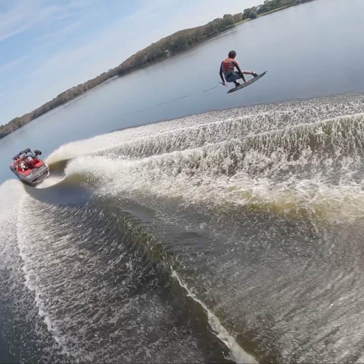 手塚翔太のインスタグラム：「1 morning butter hit behind my @supra_boats #SA550😎🔥 🚁: @agarabaghi」