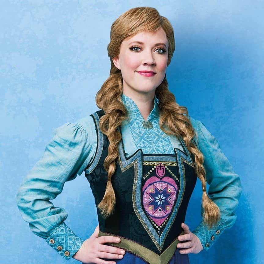 コリン・ドネルのインスタグラム：「Happy Trails @pattimurin • Princess, Powerful Advocate, Puppy Lover. That’s just the tip of the iceberg with you. 💙」