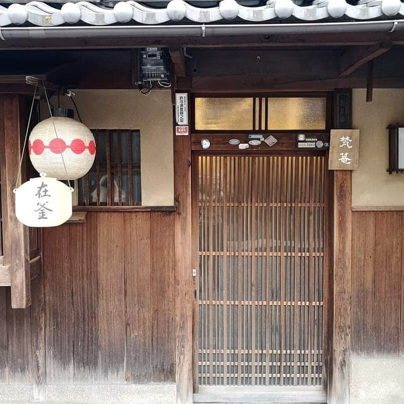 三島葉子さんのインスタグラム写真 - (三島葉子Instagram)「【Kyoto】2/25(火)天神さんの日に上七軒の京町家のお茶室にて石州·表·裏の3人で釜を掛けます。(私は水屋のお手伝いですが)当日すべての会が満席なのですが、次回は夏の予定ですので、天神さんを覗きがてらまたどうぞ来とおくれやす。 町家の入り口にある可愛らしいフランス雑貨のお店が目印。 https://www.facebook.com/bonnnannn/  #茶会 #満席御礼申し上げます #在釜 #京都 #三島葉子」2月17日 0時23分 - mishima_yoko