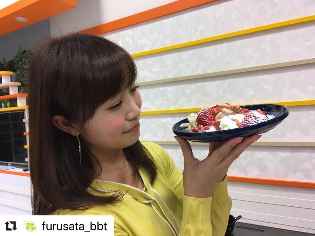 南條早紀のインスタグラム：「うっとりあんこ❤️笑 . 今週もフルサタ！ありがとうございました☺️ どっちのあんこSHOW！ということで #つぶあん vs #こしあん ご紹介させていただきました😊 . . どのお店もこだわりたっぷり。 あんこの世界ってこんなに奥深いんだ… と新たな世界を見せてもらいました✨ . ゲストは#日本あんこ協会  #にしいあんこ さん！ #池田航 くんには#うどん を使った #こしあんレシピ ご紹介いただきました😊 . . 写真でうっとりしてるのは、 航くんの手料理…🥰笑 気になるレシピは、池田航くんのInstagram をチェックしてください✨ . . あんこと日本茶。 頭をからっぽにして、ほ〜🍵っと ひと息つく幸せを大切にしたい南條でした！笑 . . #富山 #富山テレビ #フルサタ #あんこ #餡子 #和菓子 #手料理 #お菓子作り #つぶあん #こしあん  #こしあん派 #だけど #つぶあんも好き #決められない #あんこ愛 #ゲスト #tomomi さん #超コマ  #あんこ協会 #会長 #アナウンサー #南條早紀 #Repost @furusata_bbt with @make_repost #スイーツ #スイーツ好きな人と繋がりたい . . 毎放送、出演者だけじゃなくて スタッフ一同たくさん愛を込めてお届けしています🎁 観てくれたかたが、受け取ってくれたら 本当に、これ以上幸せなことはないなっておもいます🥰 これからもよろしくお願いします✨」