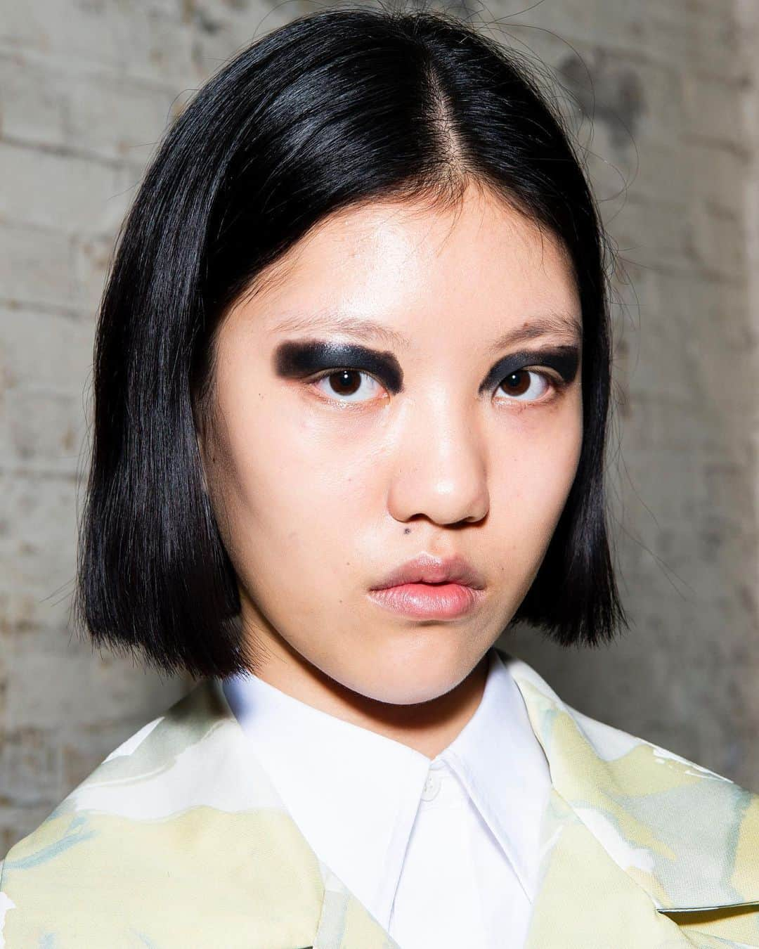 NARSさんのインスタグラム写真 - (NARSInstagram)「“The beauty look for @togaarchives #fw20 is modern, fresh, and sophisticated. For more impact and toughness, some models have an abstract wash of black eyeshadow across the crease.” — @sadaito, NARS Global Artistry Director | Visit Stories for NARS Undercover #lfw ⬆️」2月17日 0時32分 - narsissist