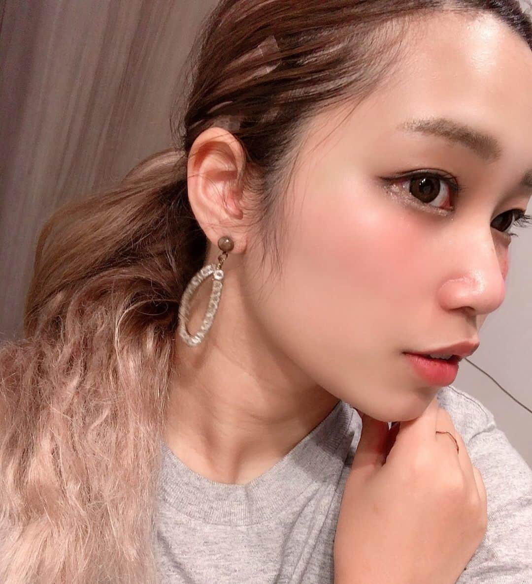 R!Nのインスタグラム：「今日はおでこの気分。 以前結婚式にお仕事で呼んでいただいたご夫婦とお食事に行ってきました。  同年代の素敵なお二人との時間はとても有意義で、お二人の大切な思い出に私の楽曲が刻まれたと思うとすごく感慨深い経験をさせて頂いたと思っています。  結婚式という幸せな人生の門出に、私の歌を選んでくれて本当にありがとう。  これからも2人が素敵なお2人でありますように。  明日からも頑張る。  #Odeko #デコだし #selfie #aldious」